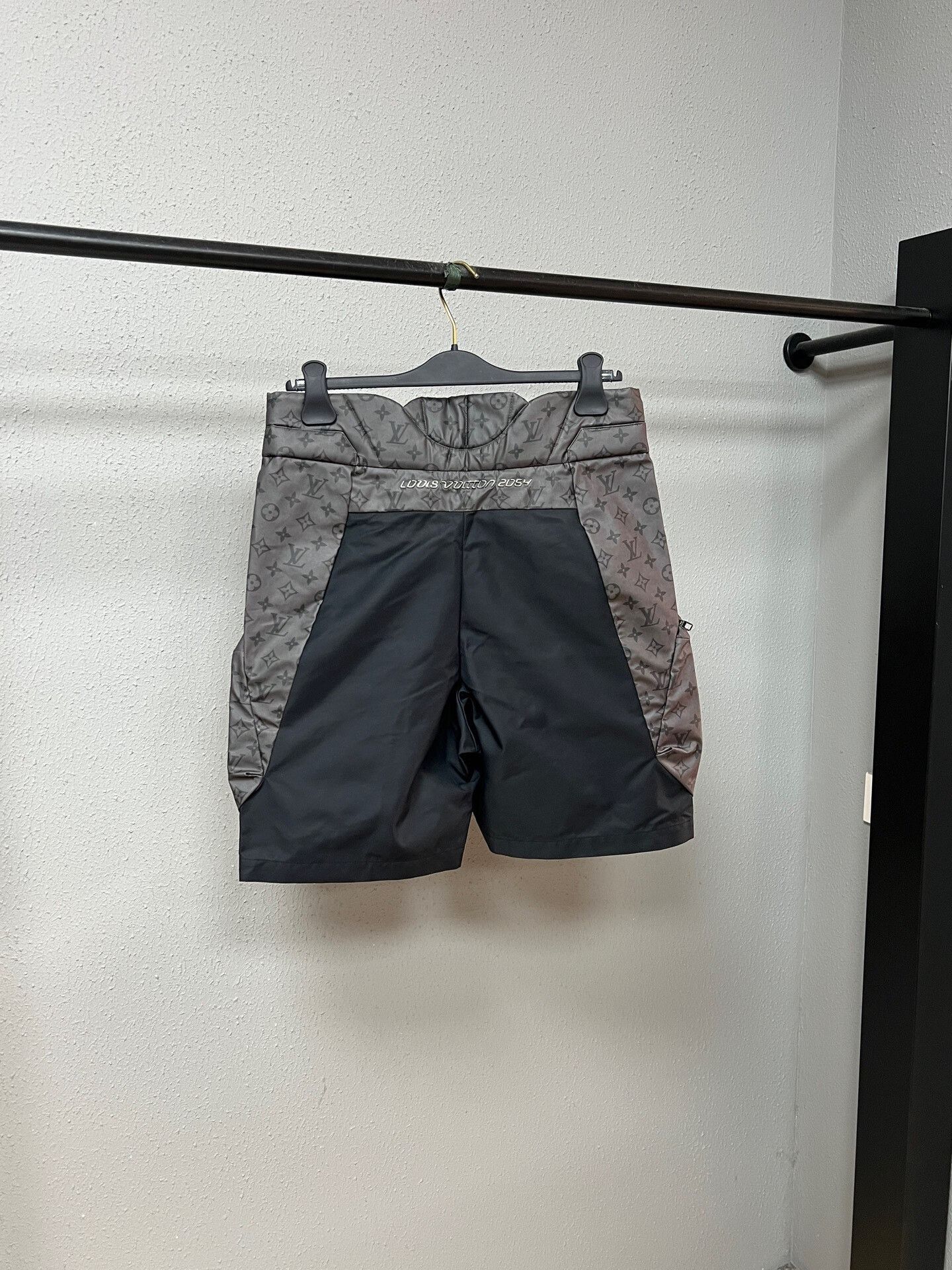 Louis Vuitton louis vuitton black gray functional shorts Size US 32 / EU 48 - 2 Thumbnail