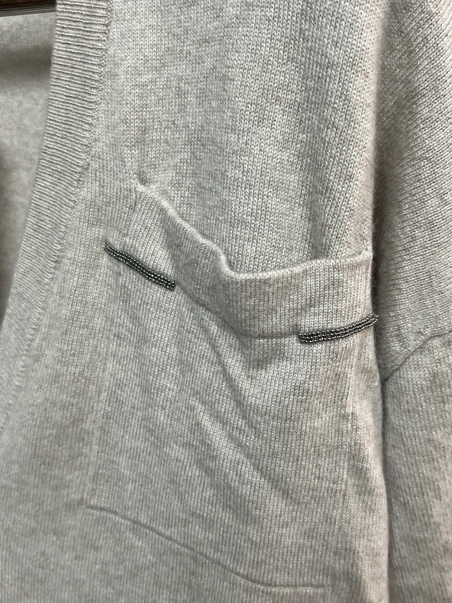 Brunello Cucinelli v-neck cashmere long sleeve sweater Size XS / US 0-2 / IT 36-38 - 3 Thumbnail