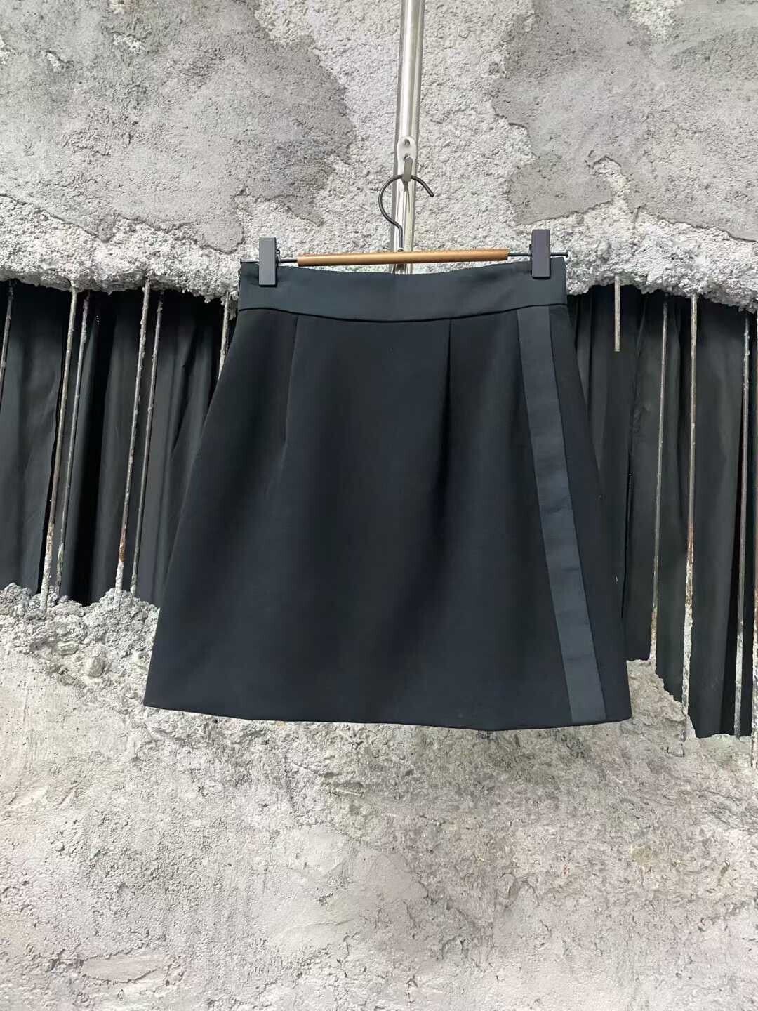 Miu Miu miumiu black bow short skirt Size 38" / US 16 / IT 52 - 2 Thumbnail