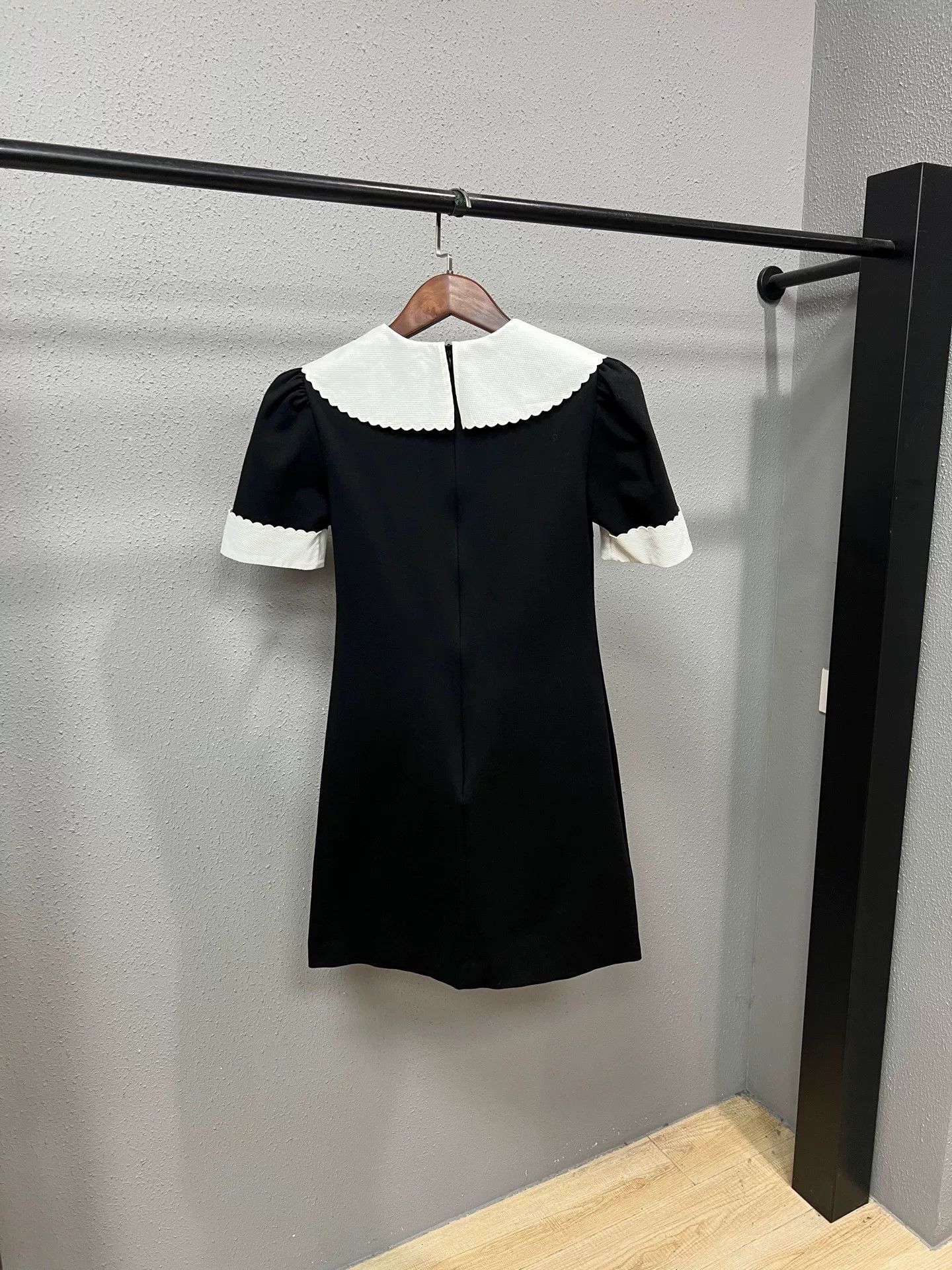 Miu Miu miu miu black and white collar dress Size M / US 6-8 / IT 42-44 - 2 Thumbnail