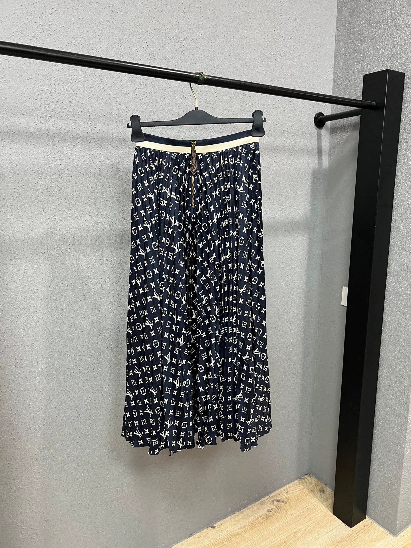 Louis Vuitton louis vuitton blue silk midi skirt Size 36" / US 14 / IT 50 - 2 Thumbnail