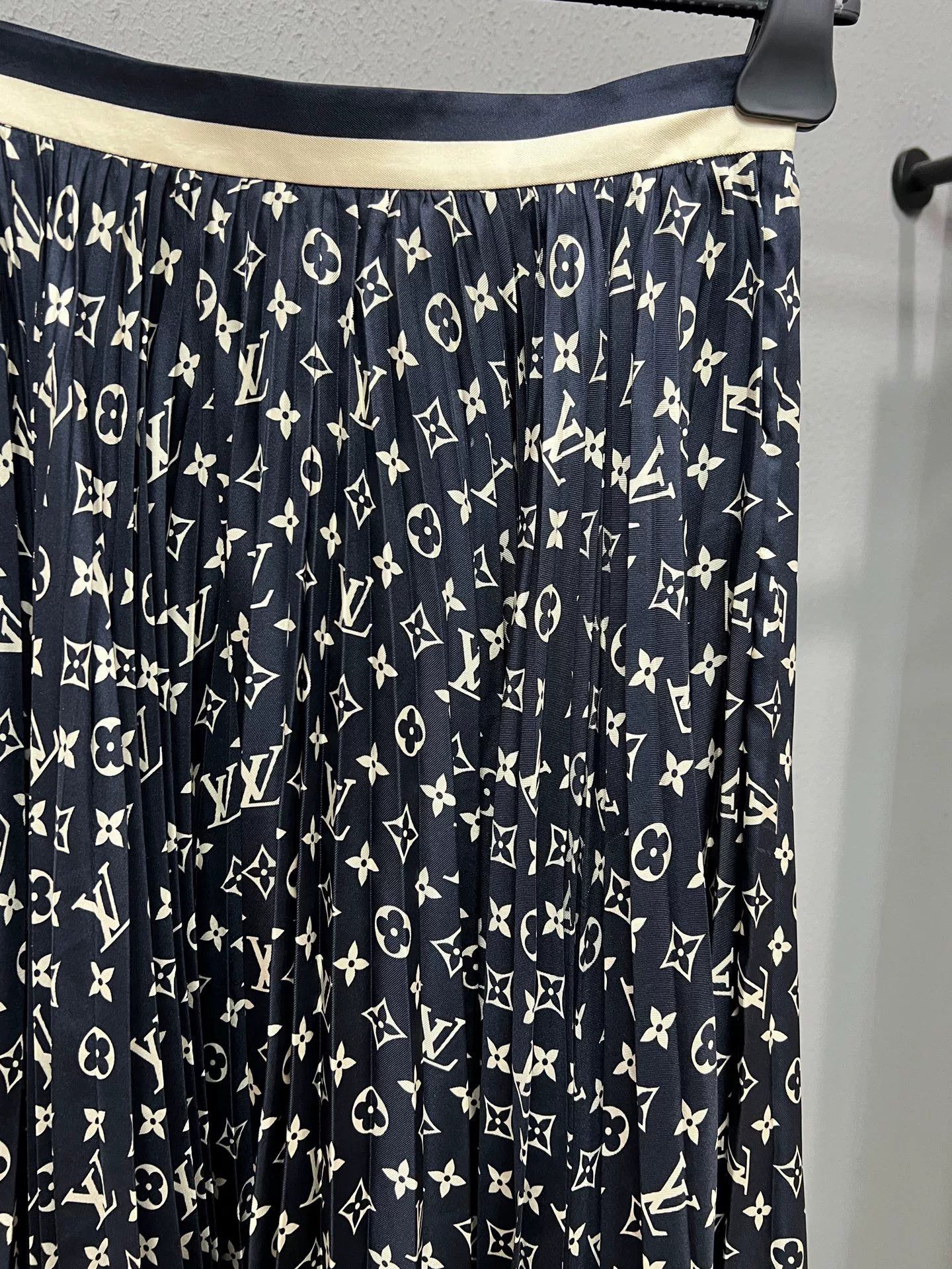 Louis Vuitton louis vuitton blue silk midi skirt Size 36" / US 14 / IT 50 - 3 Thumbnail