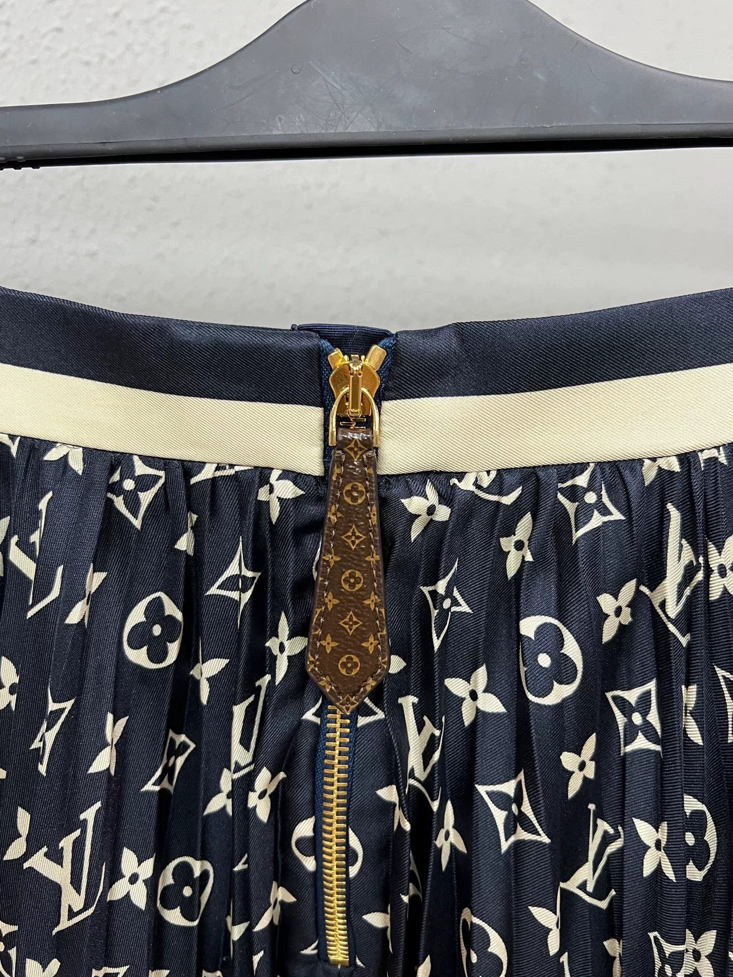 Louis Vuitton louis vuitton blue silk midi skirt Size 36" / US 14 / IT 50 - 4 Thumbnail