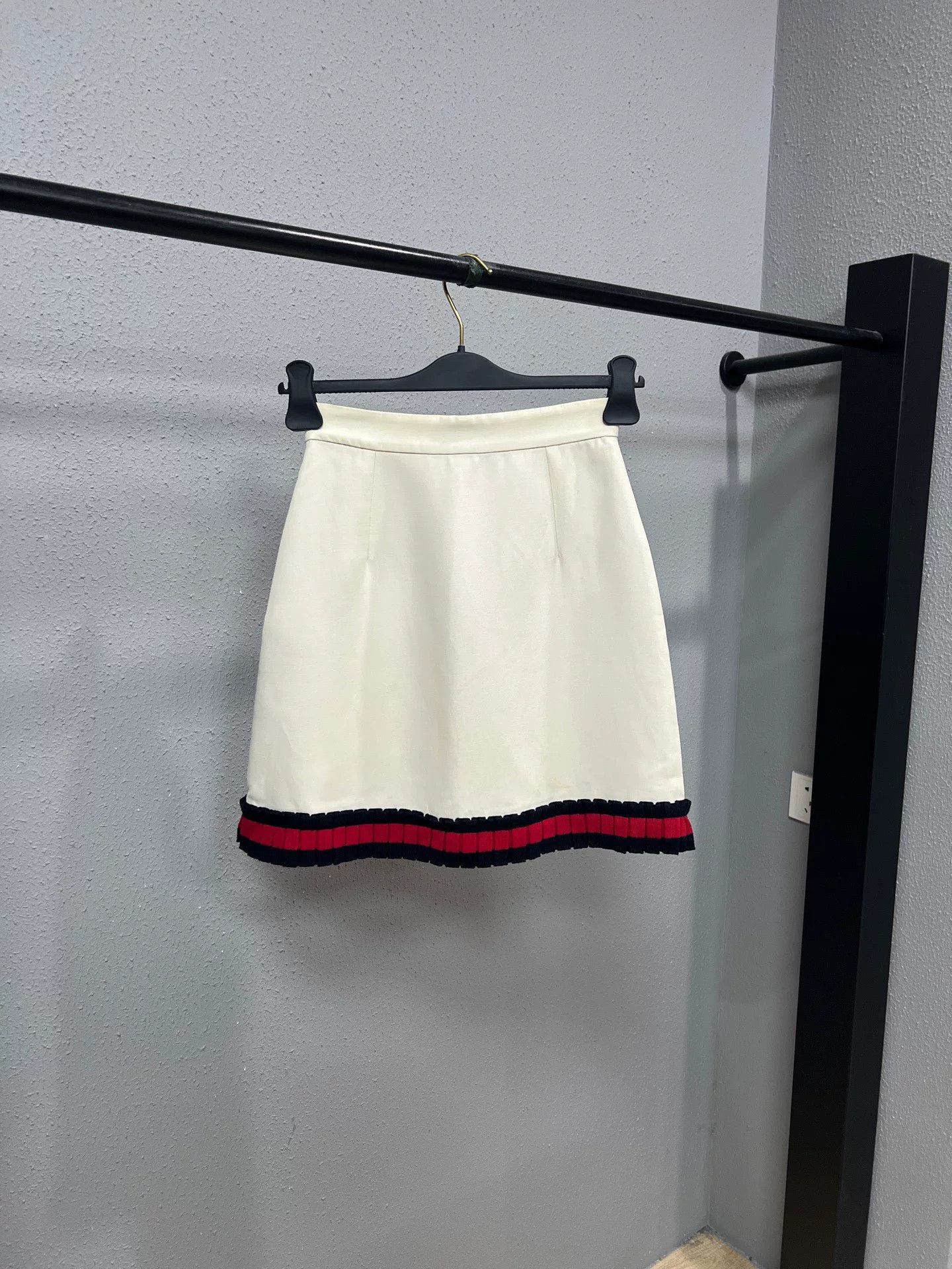 Gucci Gucci Striped Skirt in White and Red Size 36" / US 14 / IT 50 - 2 Thumbnail