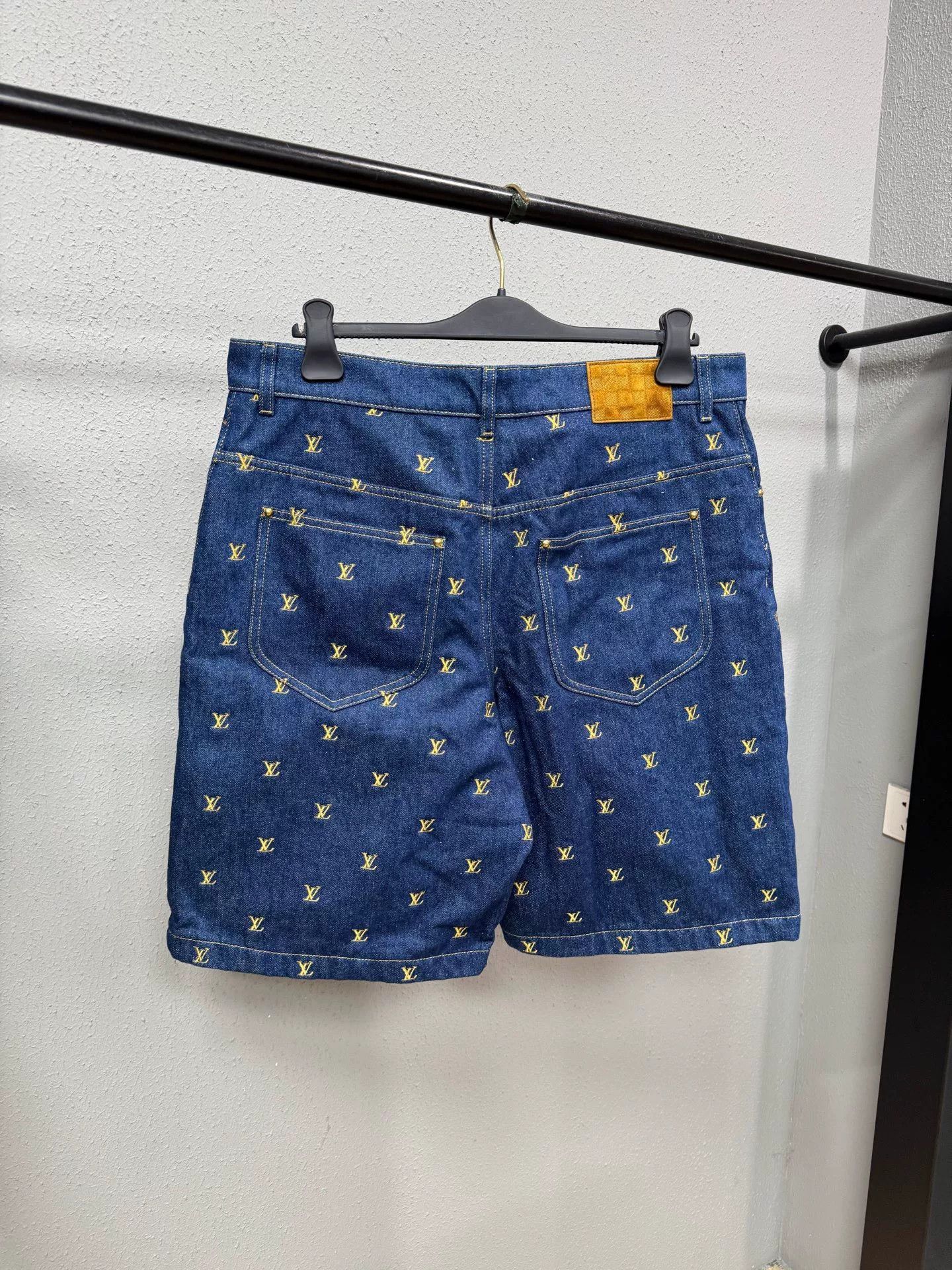 Louis Vuitton louis vuitton x pharrell denim shorts Size US 36 / EU 52 - 2 Thumbnail