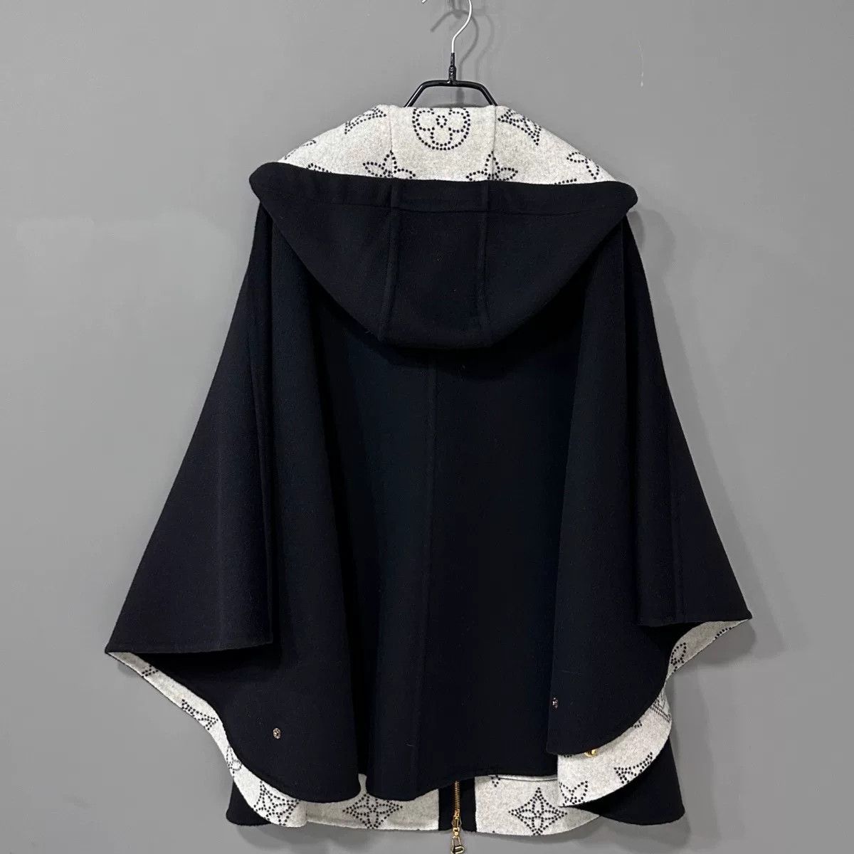 Louis Vuitton louis vuitton reversible black and white cape Size ONE SIZE - 3 Thumbnail