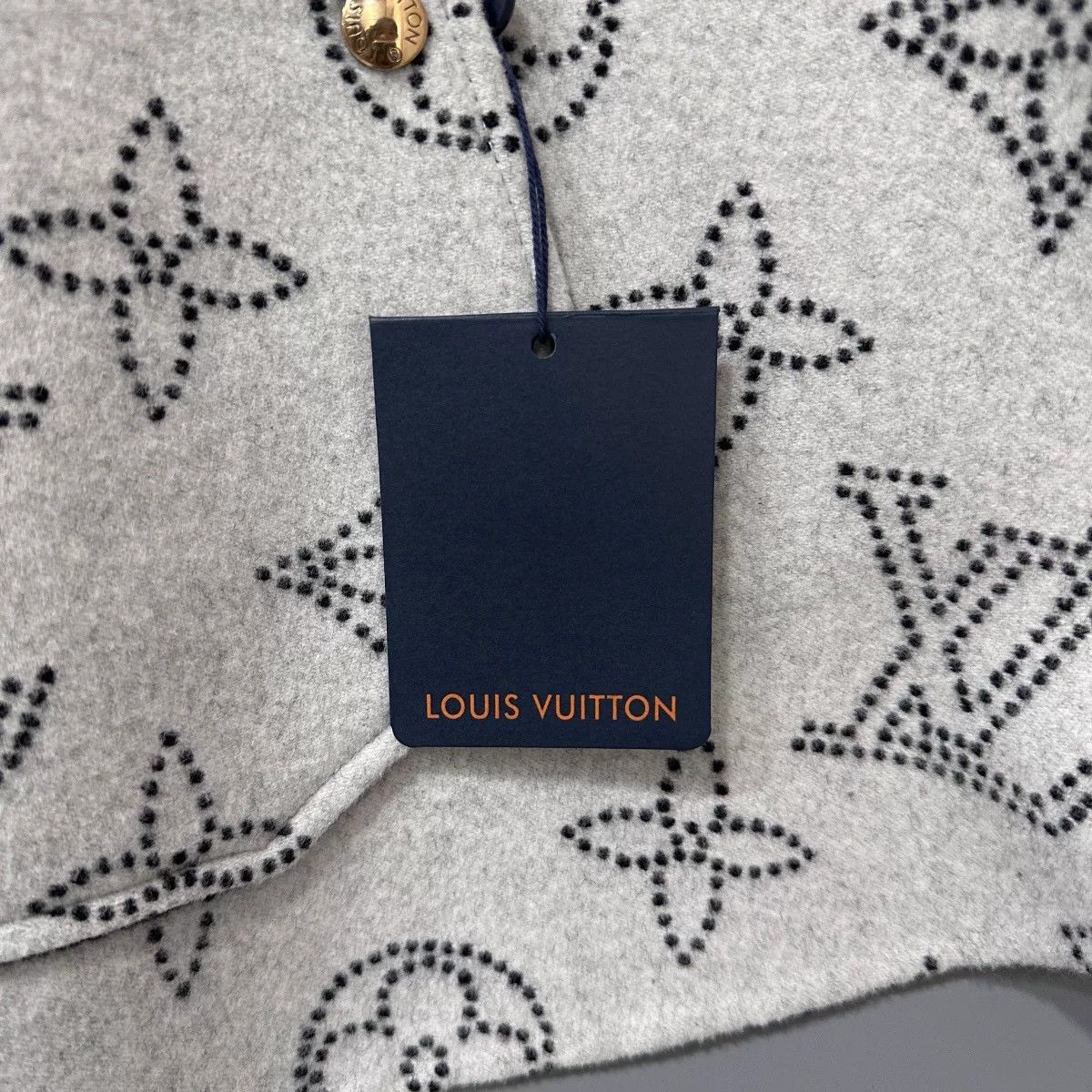 Louis Vuitton louis vuitton reversible black and white cape Size ONE SIZE - 7 Thumbnail