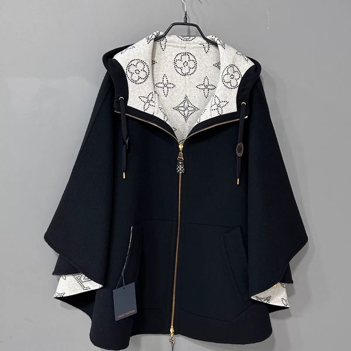 Louis Vuitton louis vuitton reversible black and white cape Size ONE SIZE - 2 Thumbnail