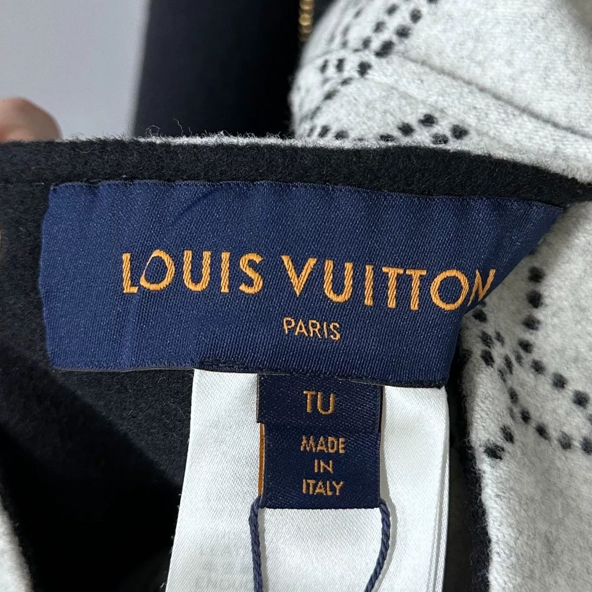 Louis Vuitton louis vuitton reversible black and white cape Size ONE SIZE - 8 Thumbnail