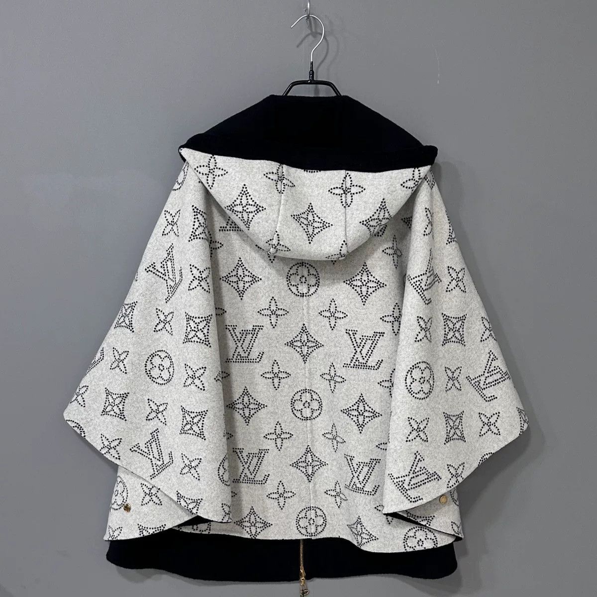 Louis Vuitton louis vuitton reversible black and white cape Size ONE SIZE - 5 Thumbnail
