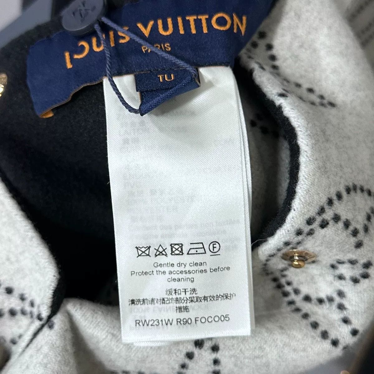 Louis Vuitton louis vuitton reversible black and white cape Size ONE SIZE - 9 Thumbnail
