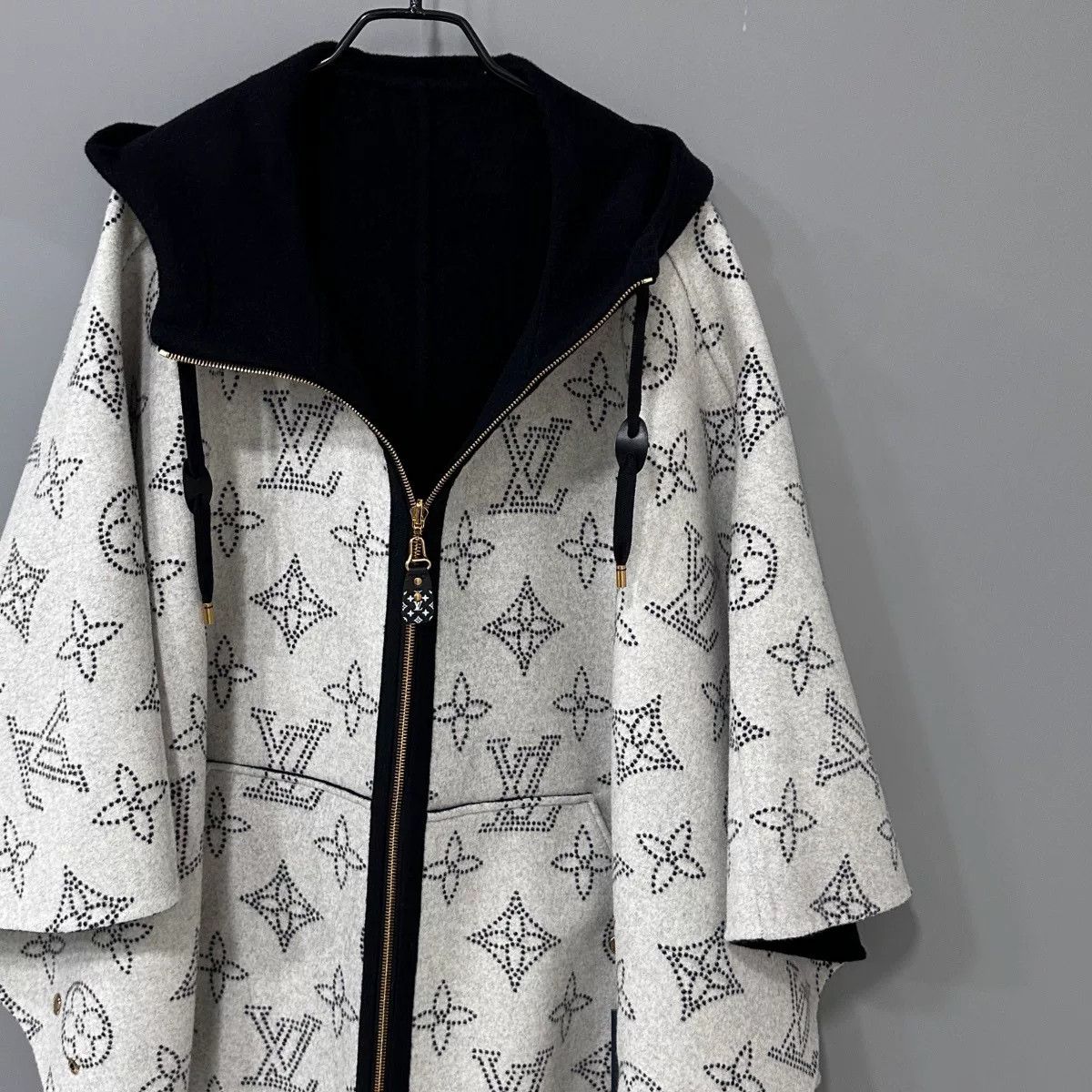 Louis Vuitton louis vuitton reversible black and white cape Size ONE SIZE - 4 Thumbnail