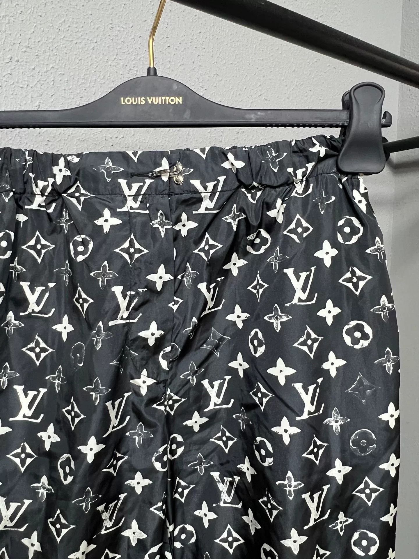 Louis Vuitton louis vuitton black monogram sports pants Size US 38 / EU 54 - 3 Thumbnail
