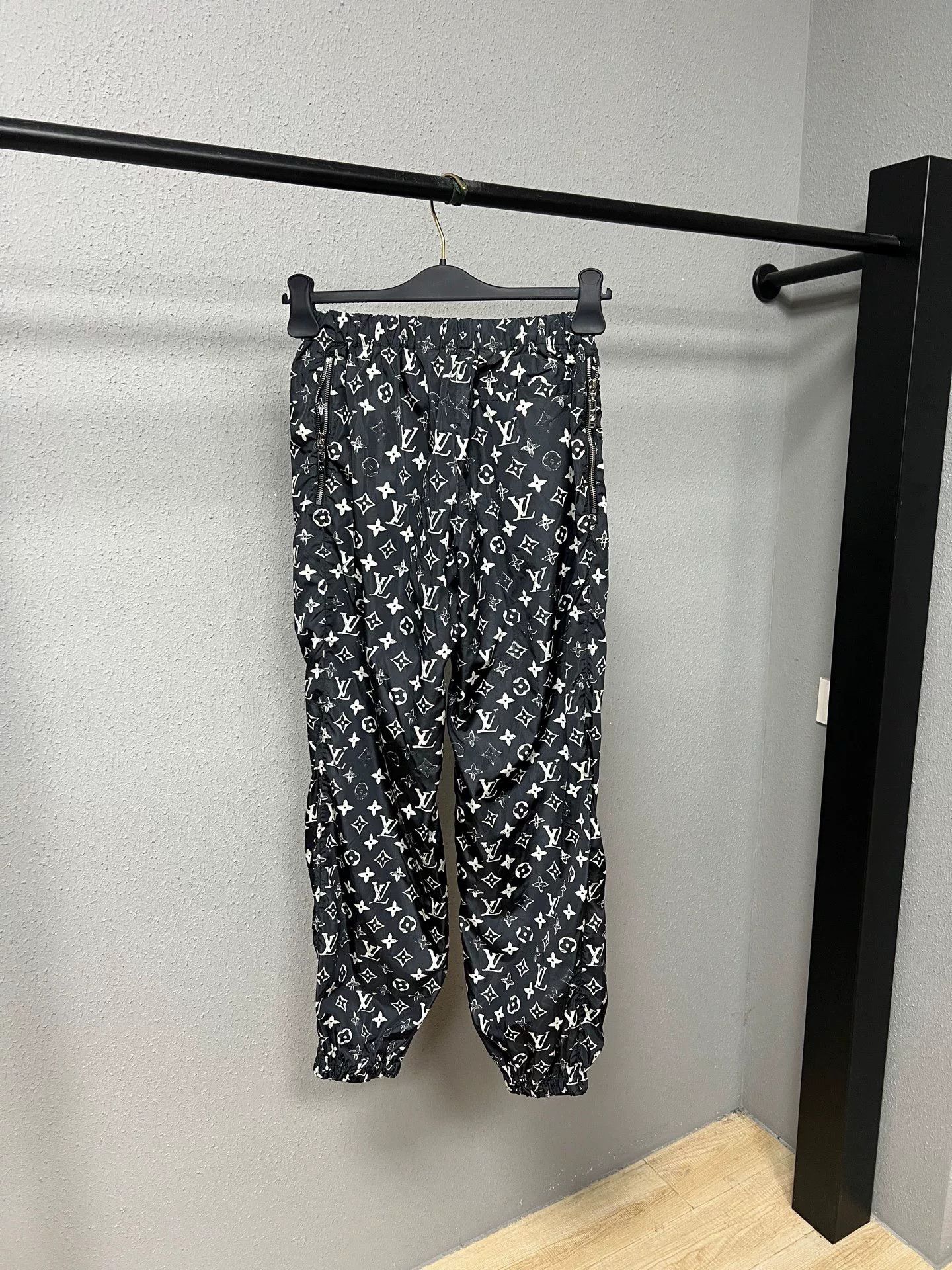 Louis Vuitton louis vuitton black monogram sports pants Size US 38 / EU 54 - 2 Thumbnail
