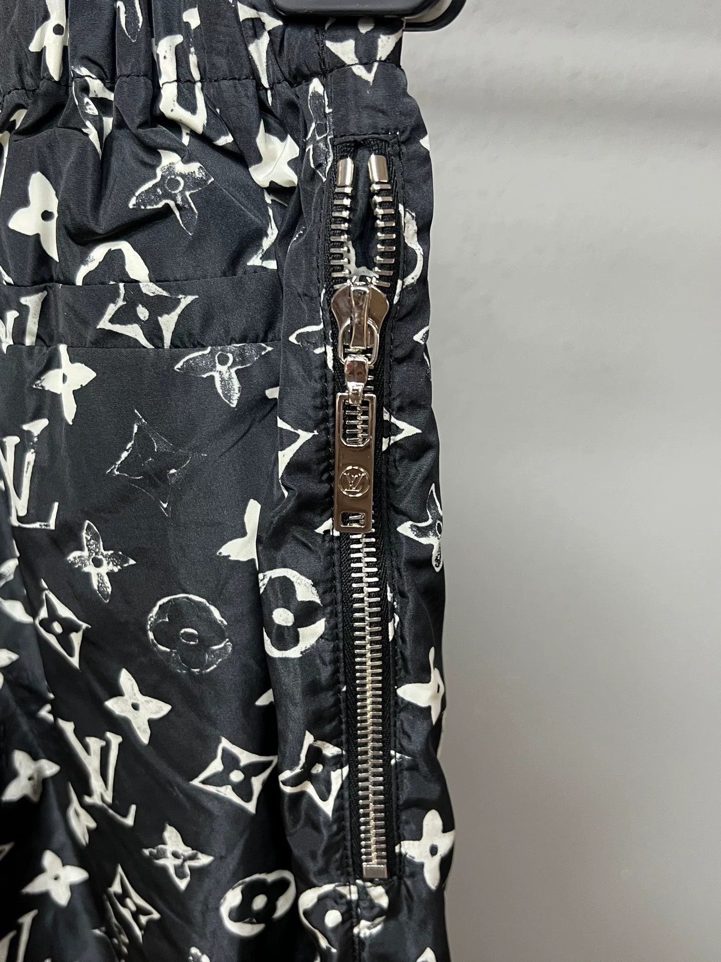 Louis Vuitton louis vuitton black monogram sports pants Size US 38 / EU 54 - 4 Thumbnail