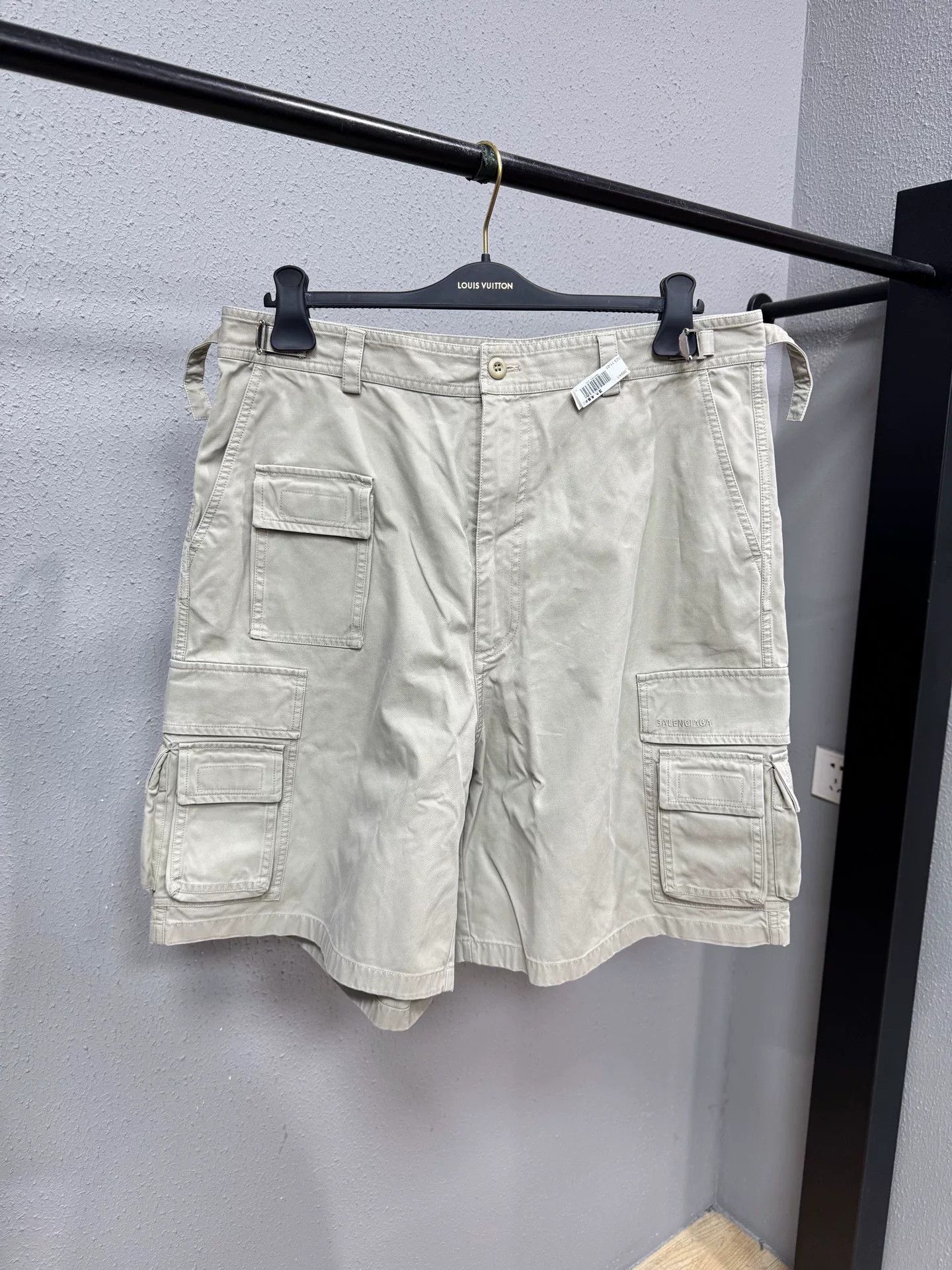 Balenciaga Balenciaga Beige Cargo Shorts Size 50 Size US 40 / EU 56 - 2 Thumbnail
