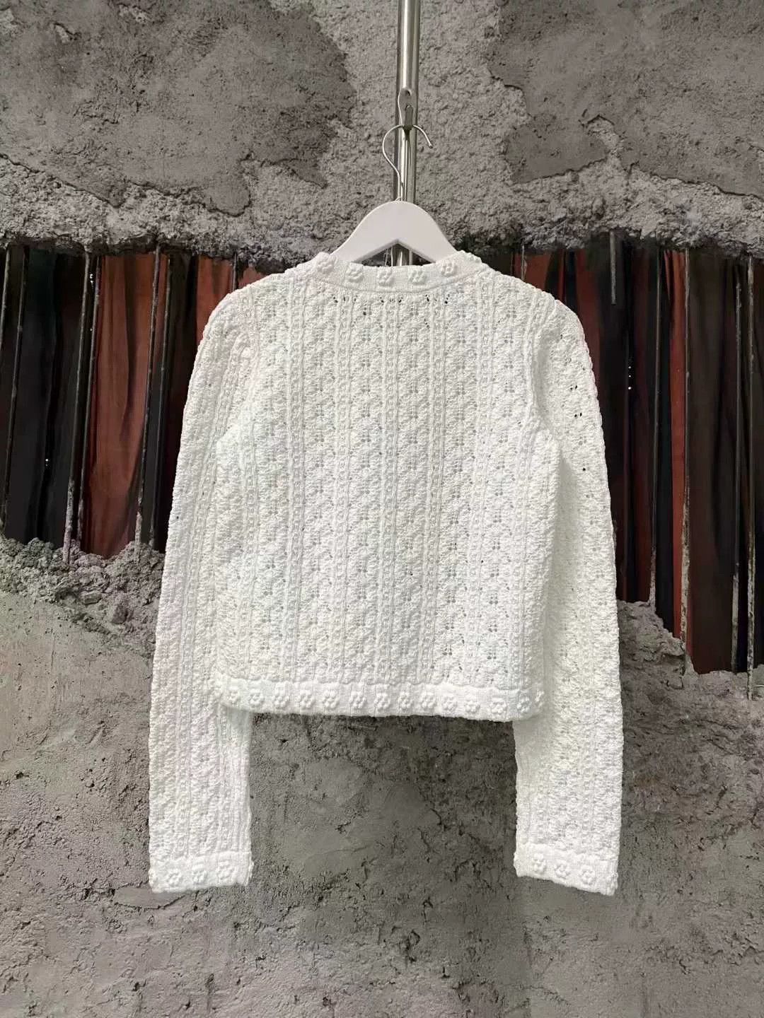 Chanel Chanel White Camellia Knit Sweater Size XS / US 0-2 / IT 36-38 - 2 Thumbnail