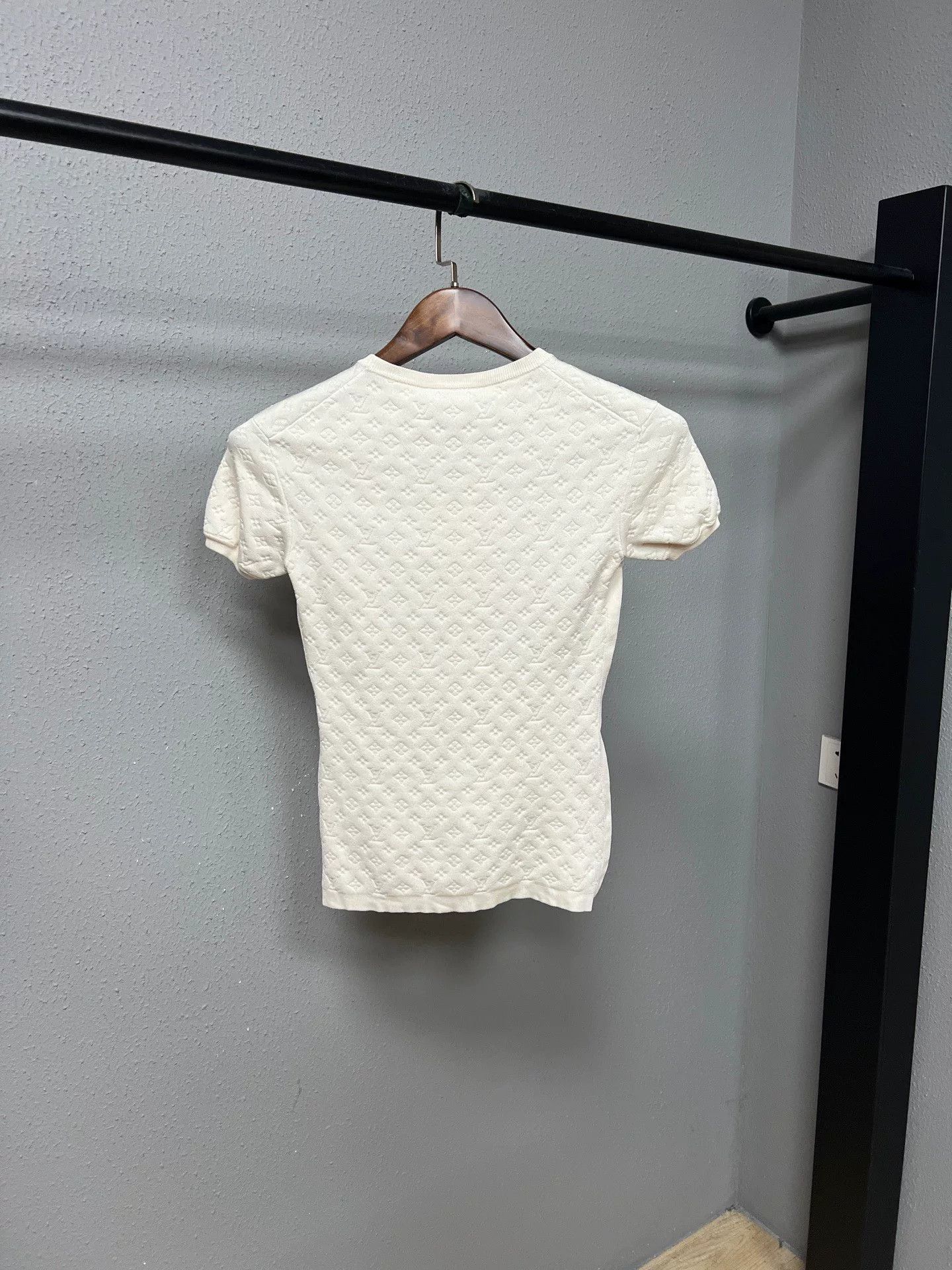 Louis Vuitton louis vuitton embossed white fitted short sleeve Size XS / US 0-2 / IT 36-38 - 2 Thumbnail