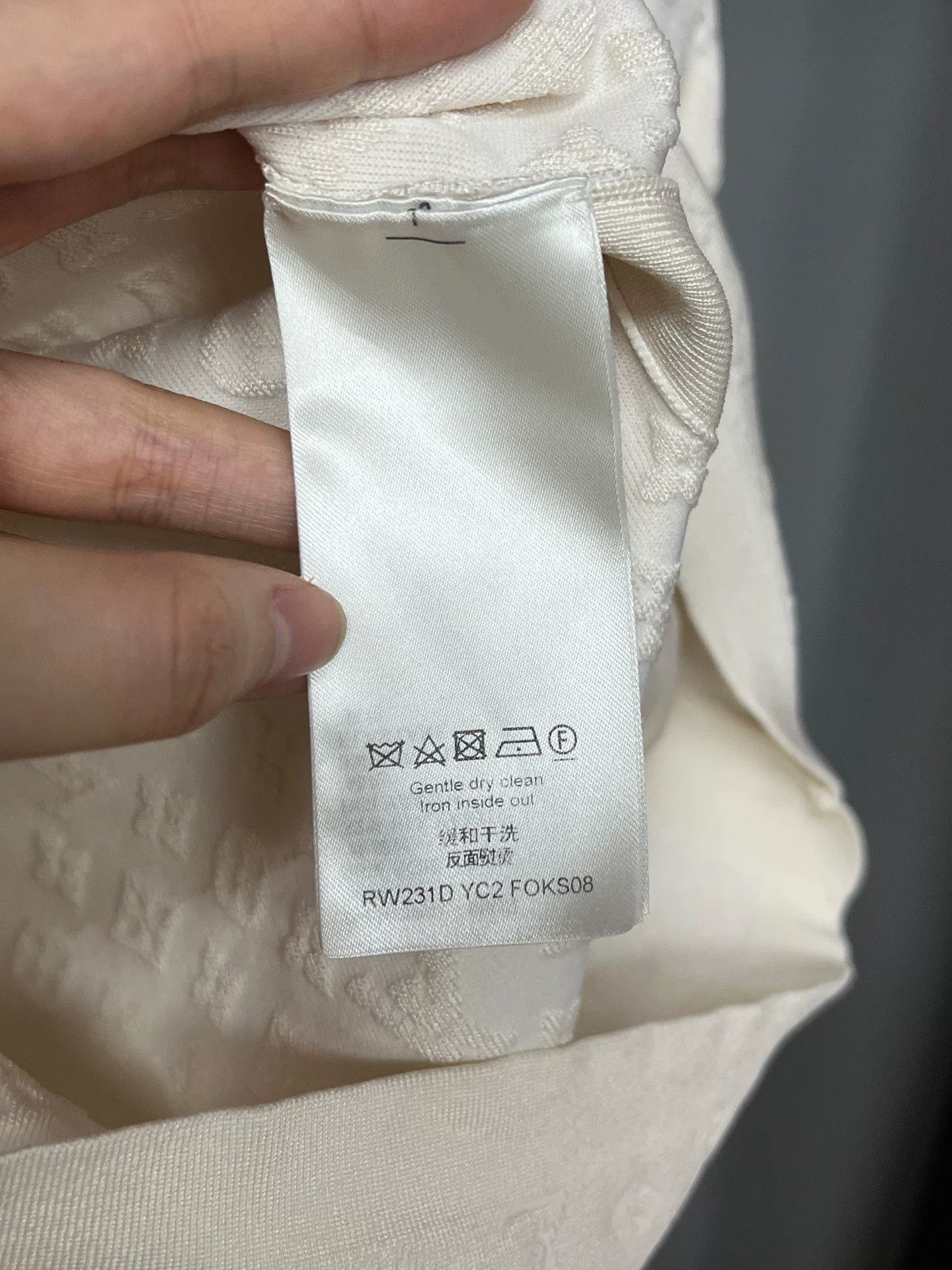 Louis Vuitton louis vuitton embossed white fitted short sleeve Size XS / US 0-2 / IT 36-38 - 4 Thumbnail