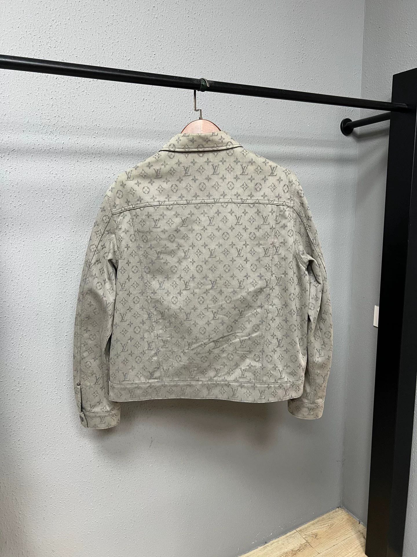 Louis Vuitton louis vuitton gray denim jacket size 52 Size US L / EU 52-54 / 3 - 2 Thumbnail