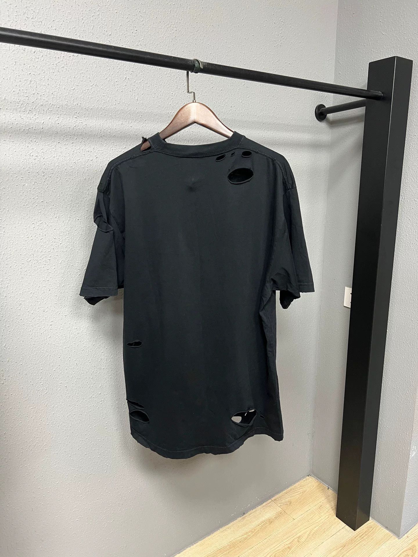 Balenciaga balenciaga black distressed short sleeve t-shirt Size US XS / EU 42 / 0 - 2 Thumbnail