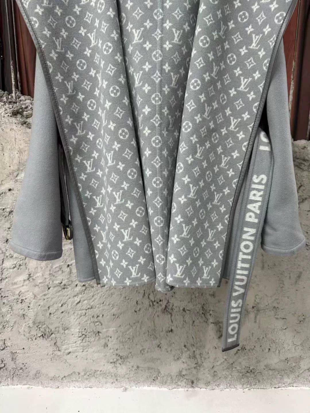 Louis Vuitton gray louis vuitton hooded coat Size S / US 4 / IT 40 - 5 Thumbnail