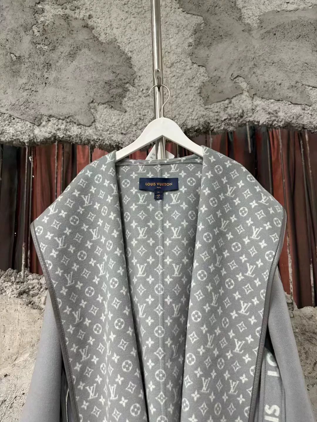 Louis Vuitton gray louis vuitton hooded coat Size S / US 4 / IT 40 - 4 Thumbnail