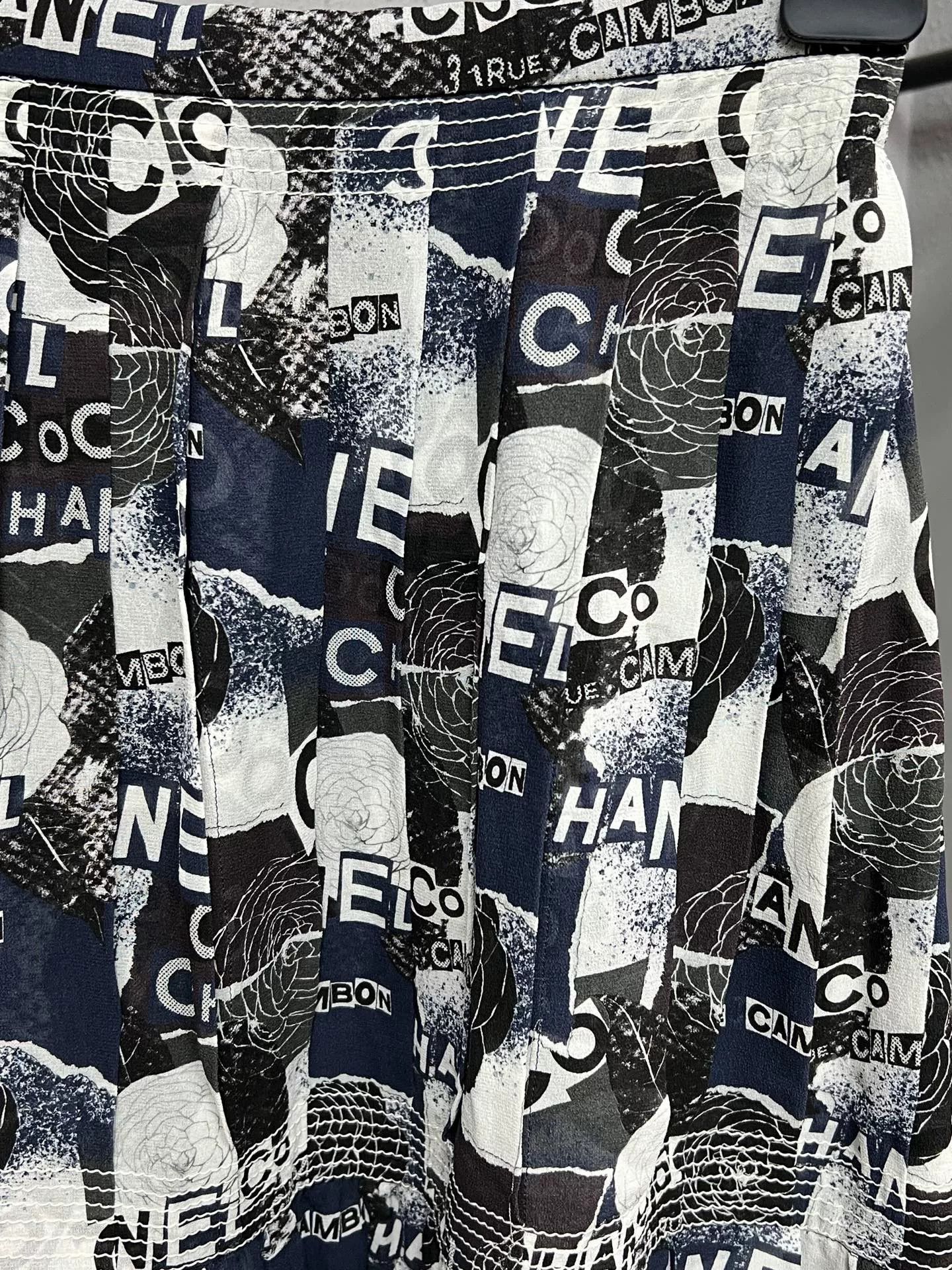Chanel chanel black and white graffiti knit skirt Size 38" / US 16 / IT 52 - 3 Thumbnail