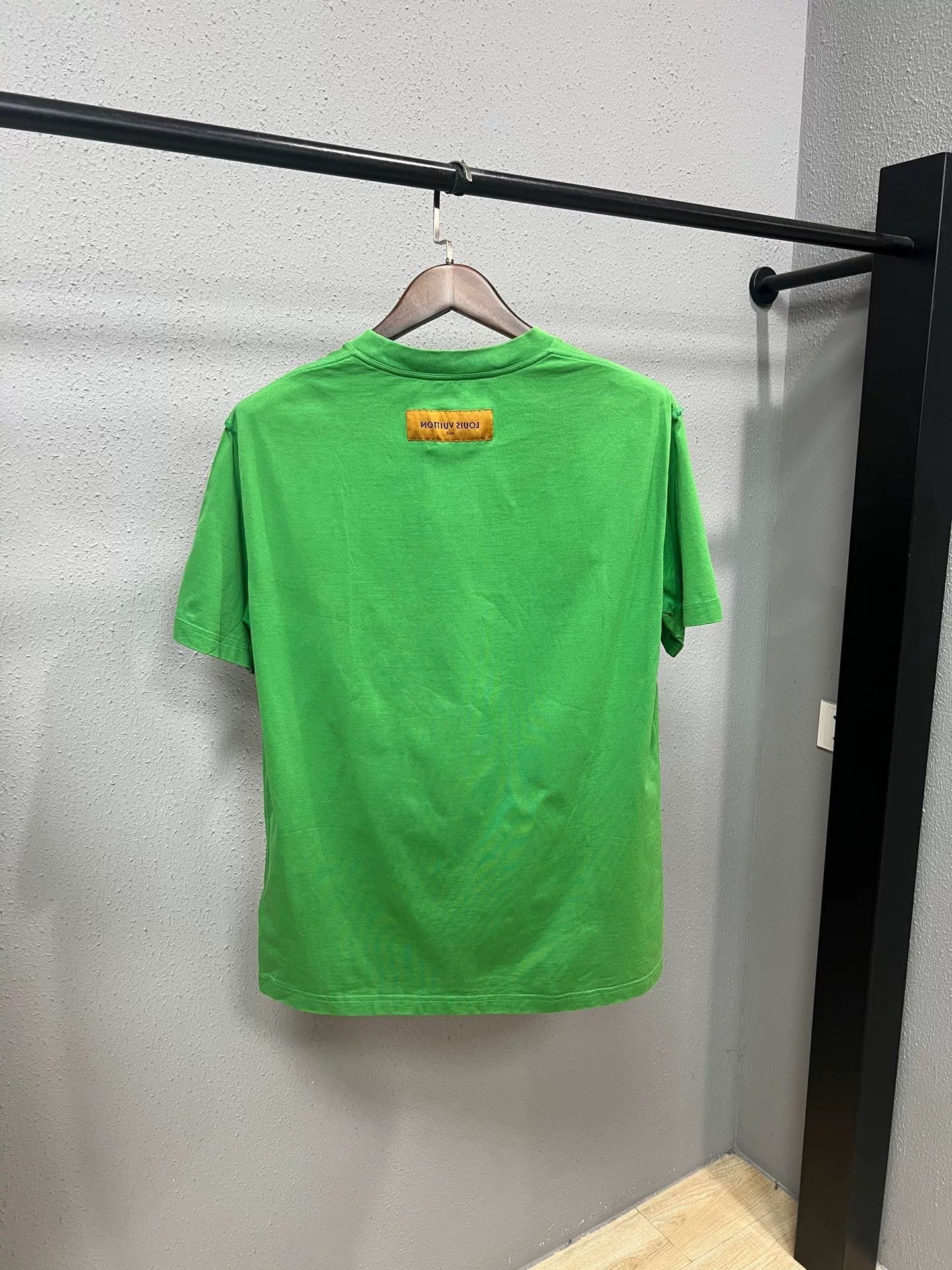 Louis Vuitton louis vuitton green embossed logo short sleeve Size US L / EU 52-54 / 3 - 2 Thumbnail