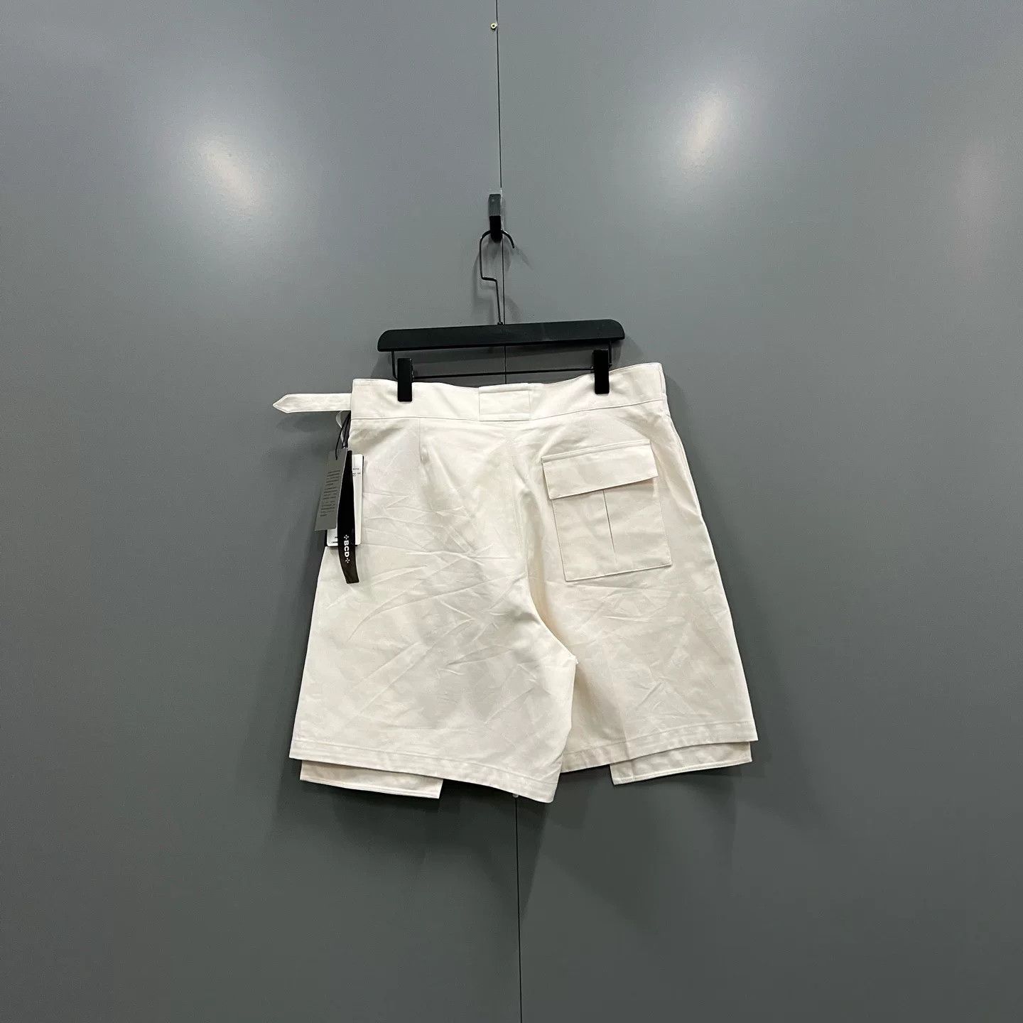 Dior dior beige cargo shorts with buckle detail Size US 44 / EU 60 - 2 Thumbnail