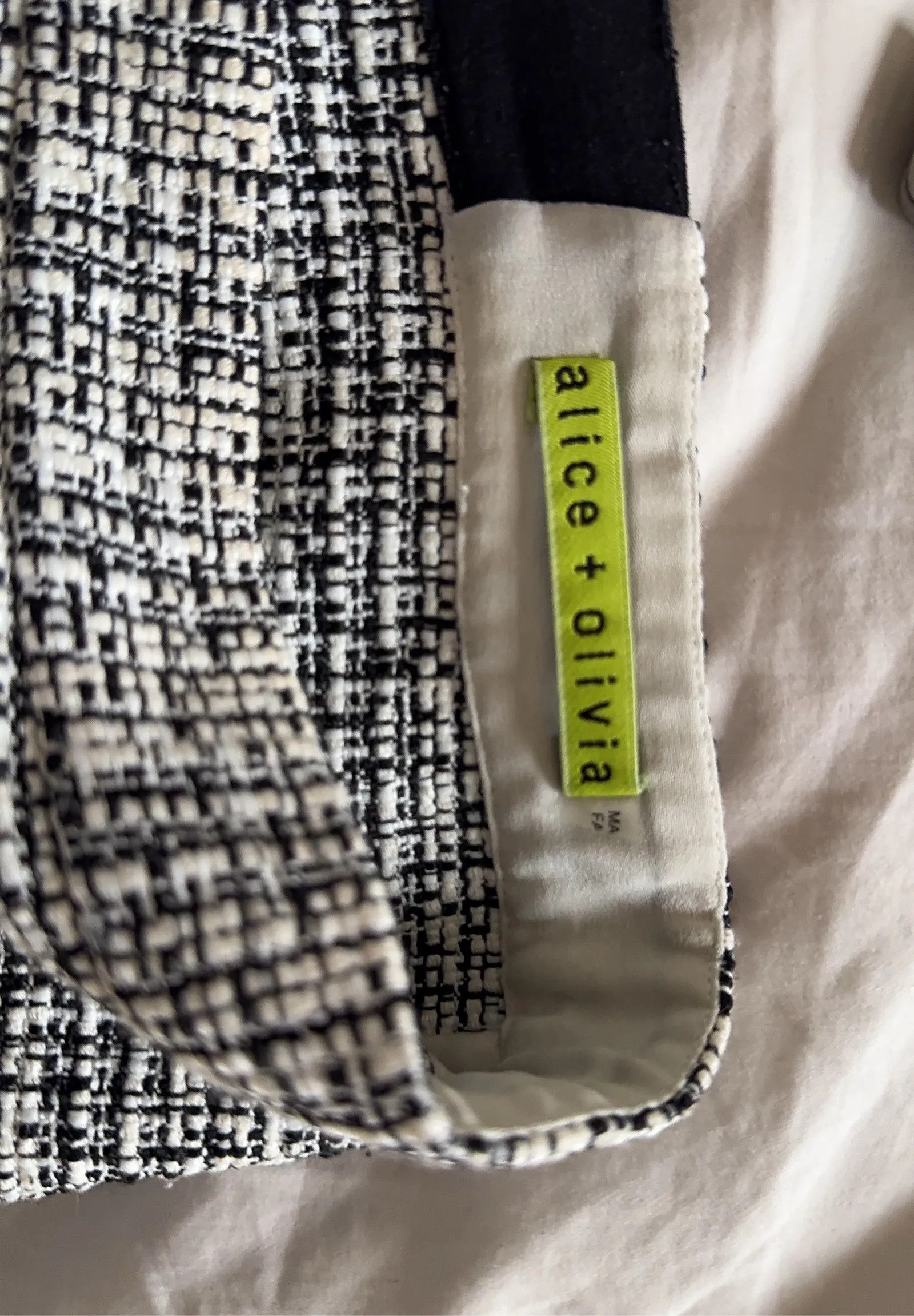 Alice + Olivia Alice & Olivia Skirt Size 25" / US 0 / IT 36 - 2 Thumbnail