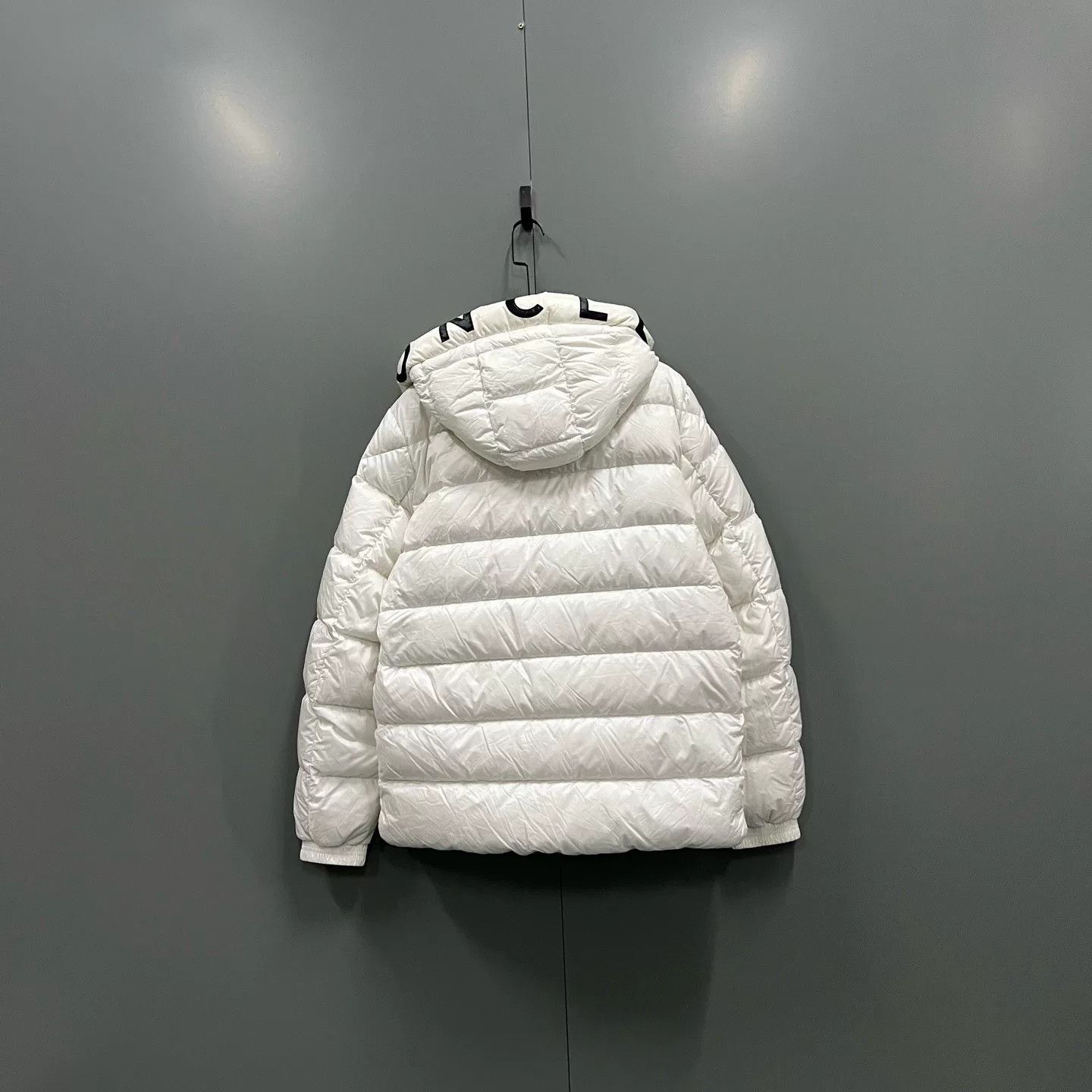 Moncler moncler white logo print down jacket Size US L / EU 52-54 / 3 - 2 Thumbnail