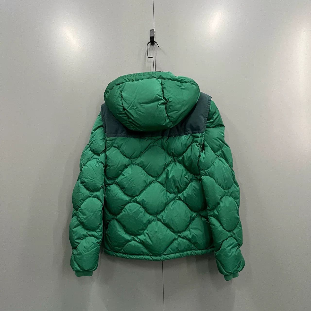 Moncler moncler green logo down jacket size 3 Size US M / EU 48-50 / 2 - 3 Thumbnail