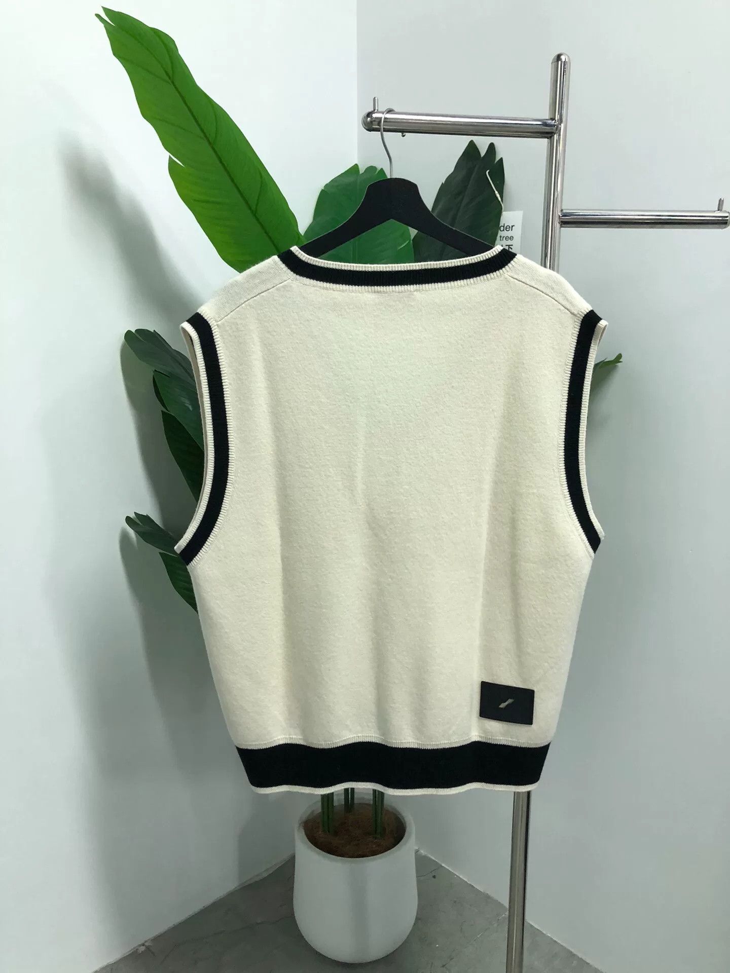 WE11DONE WE11DONE Wool Logo V-Neck Vest Unisex Size US L / EU 52-54 / 3 - 2 Thumbnail