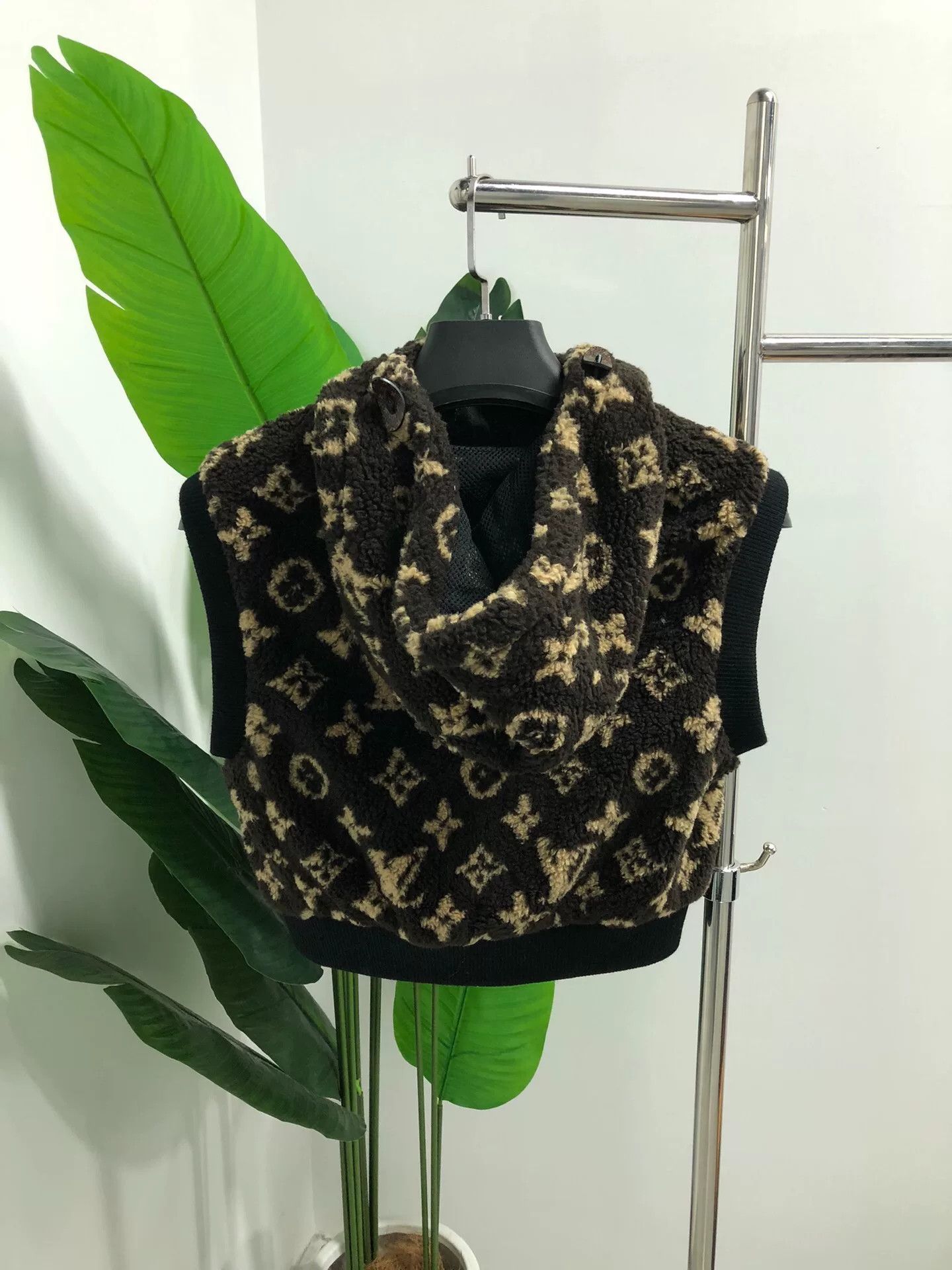 Louis Vuitton Louis Vuitton Hooded Vest for Women Size S / US 4 / IT 40 - 2 Thumbnail