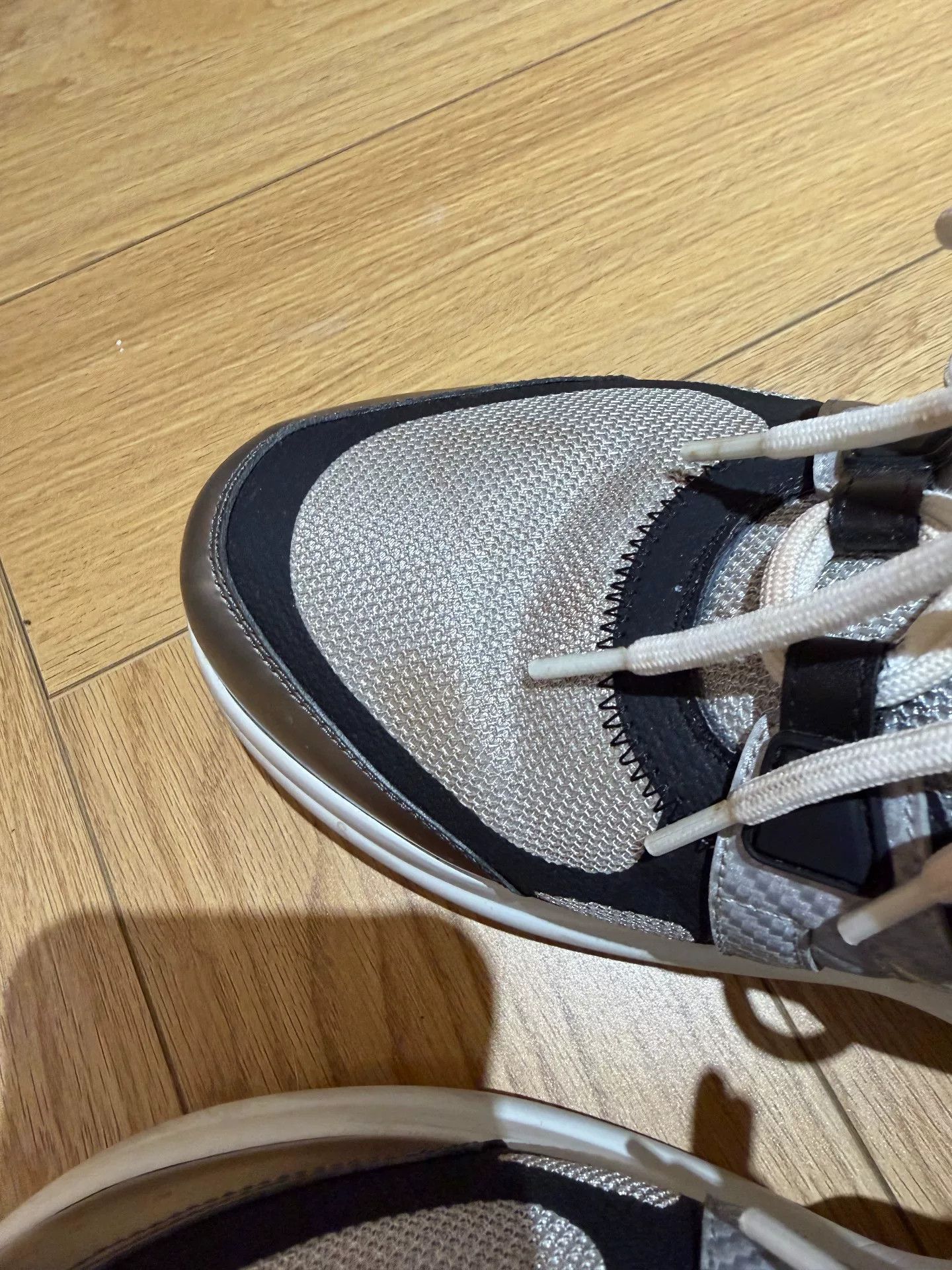 Louis Vuitton authentic lv dad sneakers size 42 silver Size US 9 / EU 42 - 3 Thumbnail