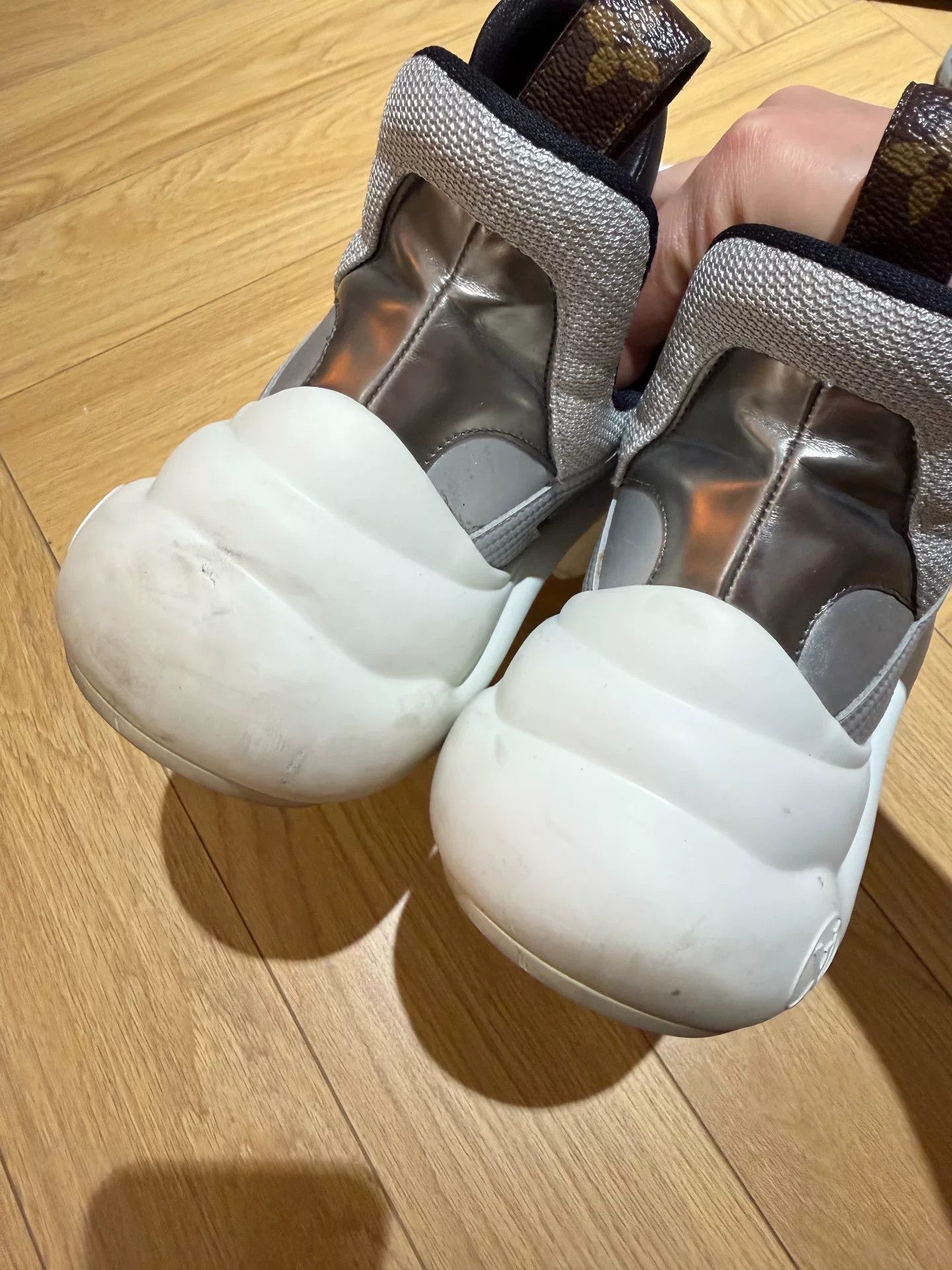 Louis Vuitton authentic lv dad sneakers size 42 silver Size US 9 / EU 42 - 5 Thumbnail