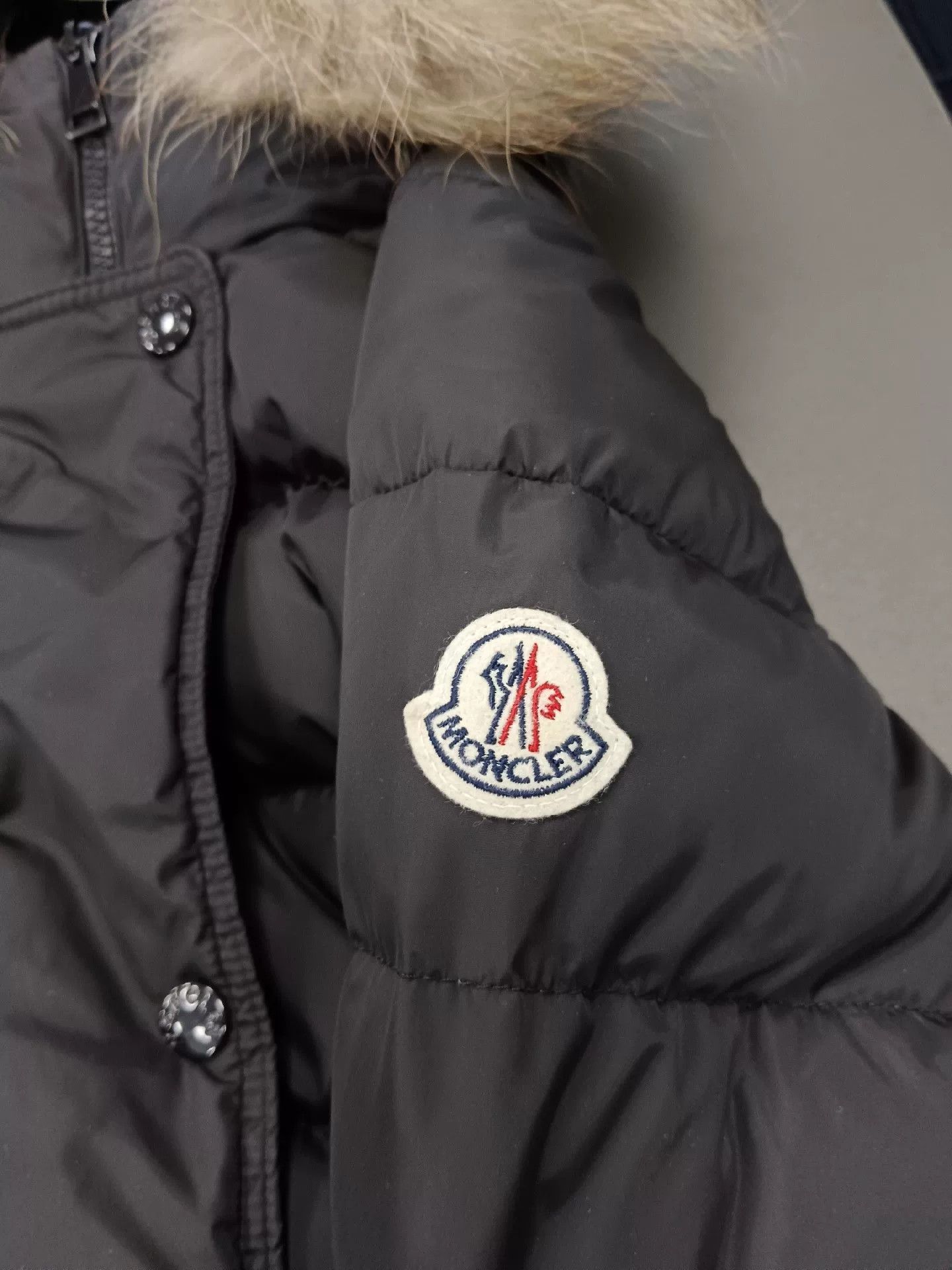 Moncler moncler classic logo down jacket with fur collar Size XS / US 0-2 / IT 36-38 - 3 Thumbnail