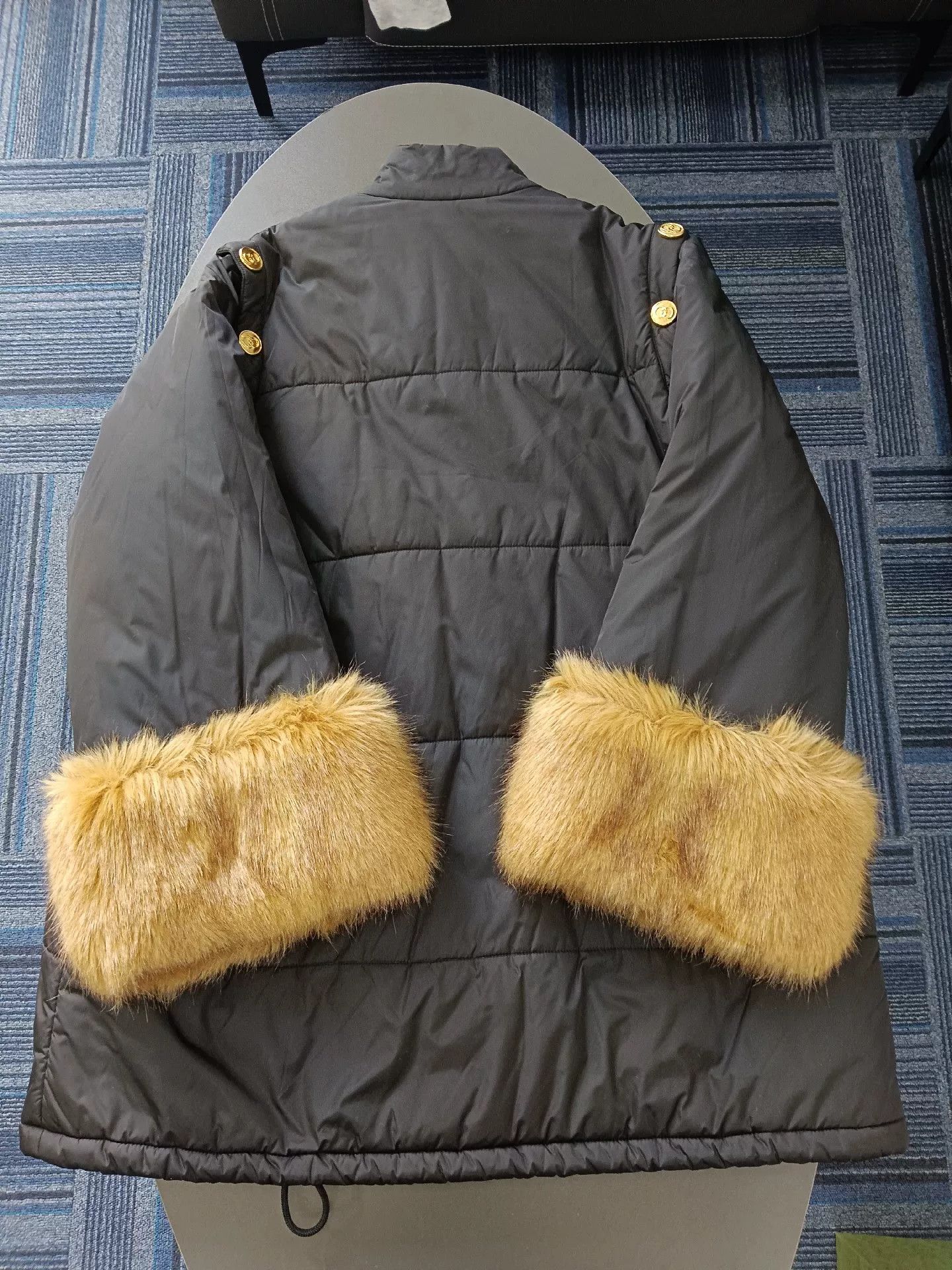 Gucci gucci detachable sleeve faux fur jacket Size M / US 6-8 / IT 42-44 - 2 Thumbnail