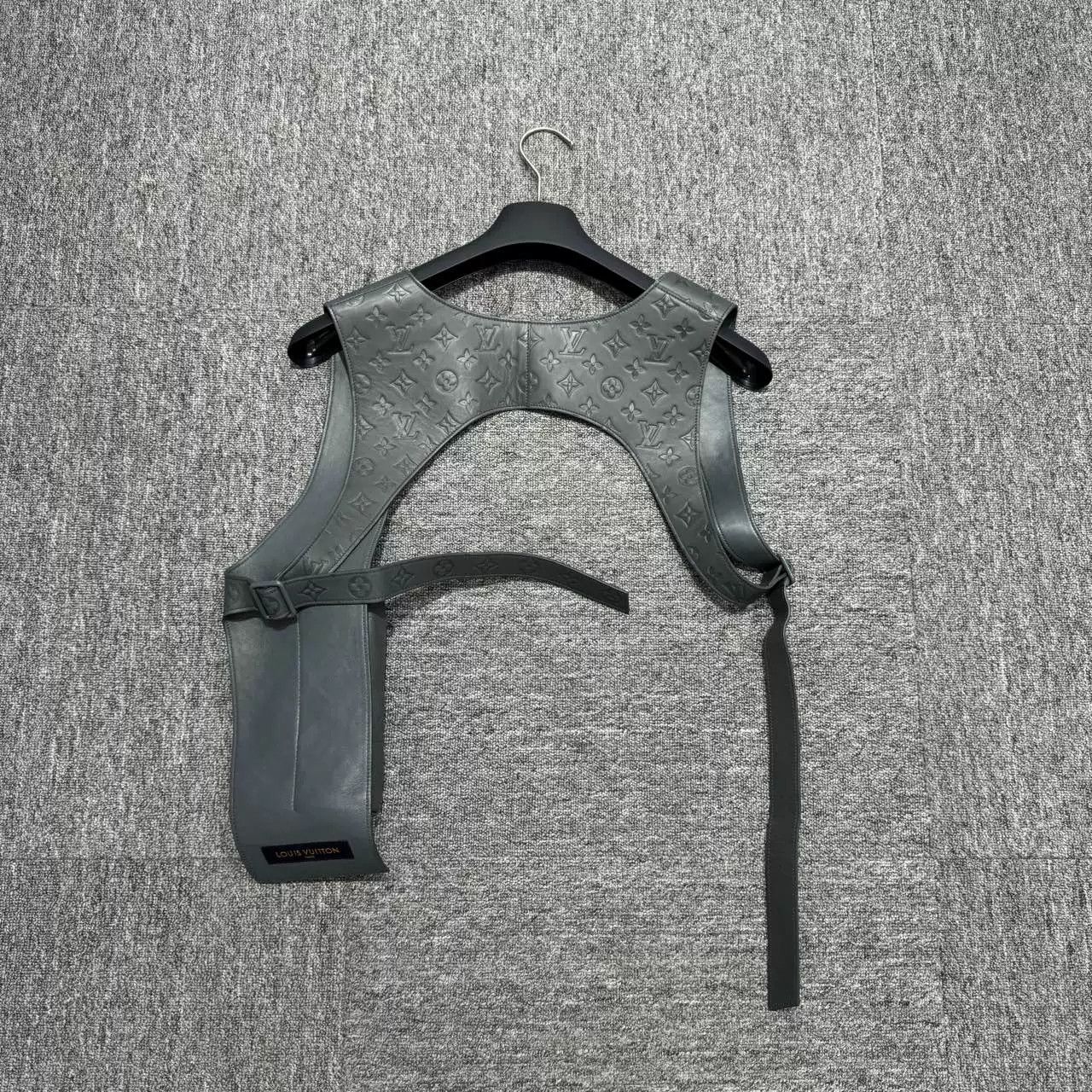 Louis Vuitton louis vuitton tactical vest with embossed leather Size US M / EU 48-50 / 2 - 5 Thumbnail