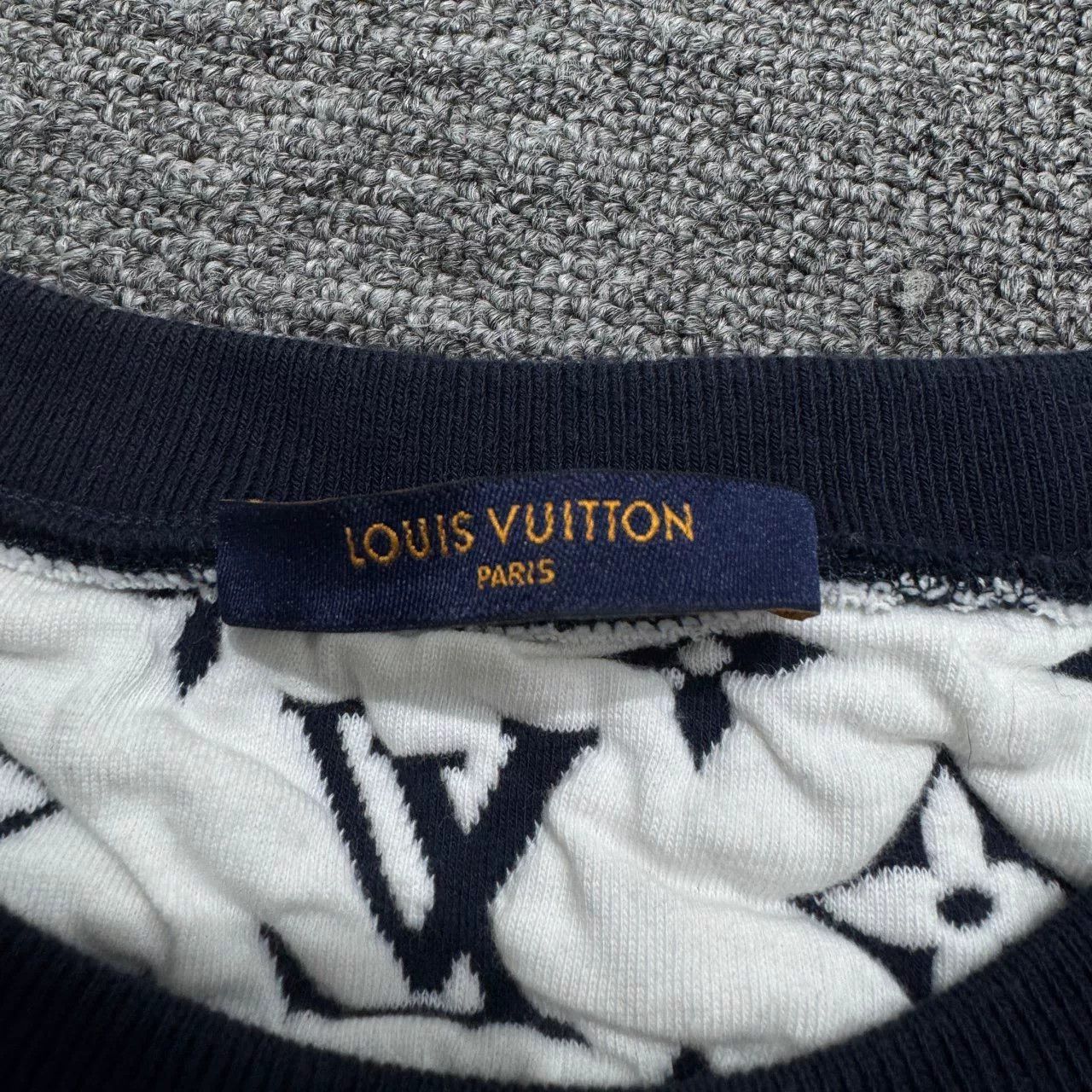Louis Vuitton louis vuitton embossed logo sweatshirt in navy Size US L / EU 52-54 / 3 - 3 Thumbnail