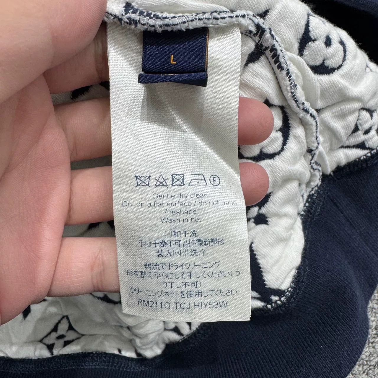 Louis Vuitton louis vuitton embossed logo sweatshirt in navy Size US L / EU 52-54 / 3 - 4 Thumbnail