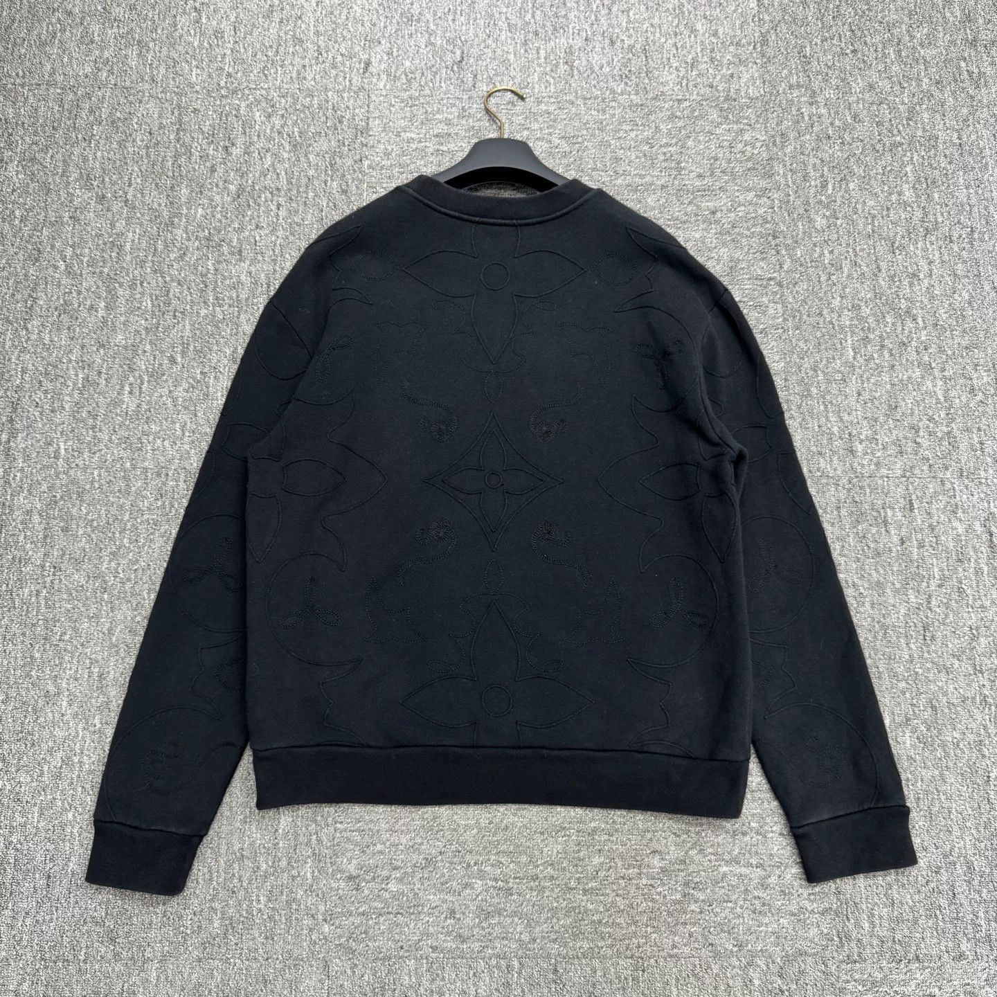 Louis Vuitton louis vuitton monogram sweatshirt in dark color Size US L / EU 52-54 / 3 - 2 Thumbnail