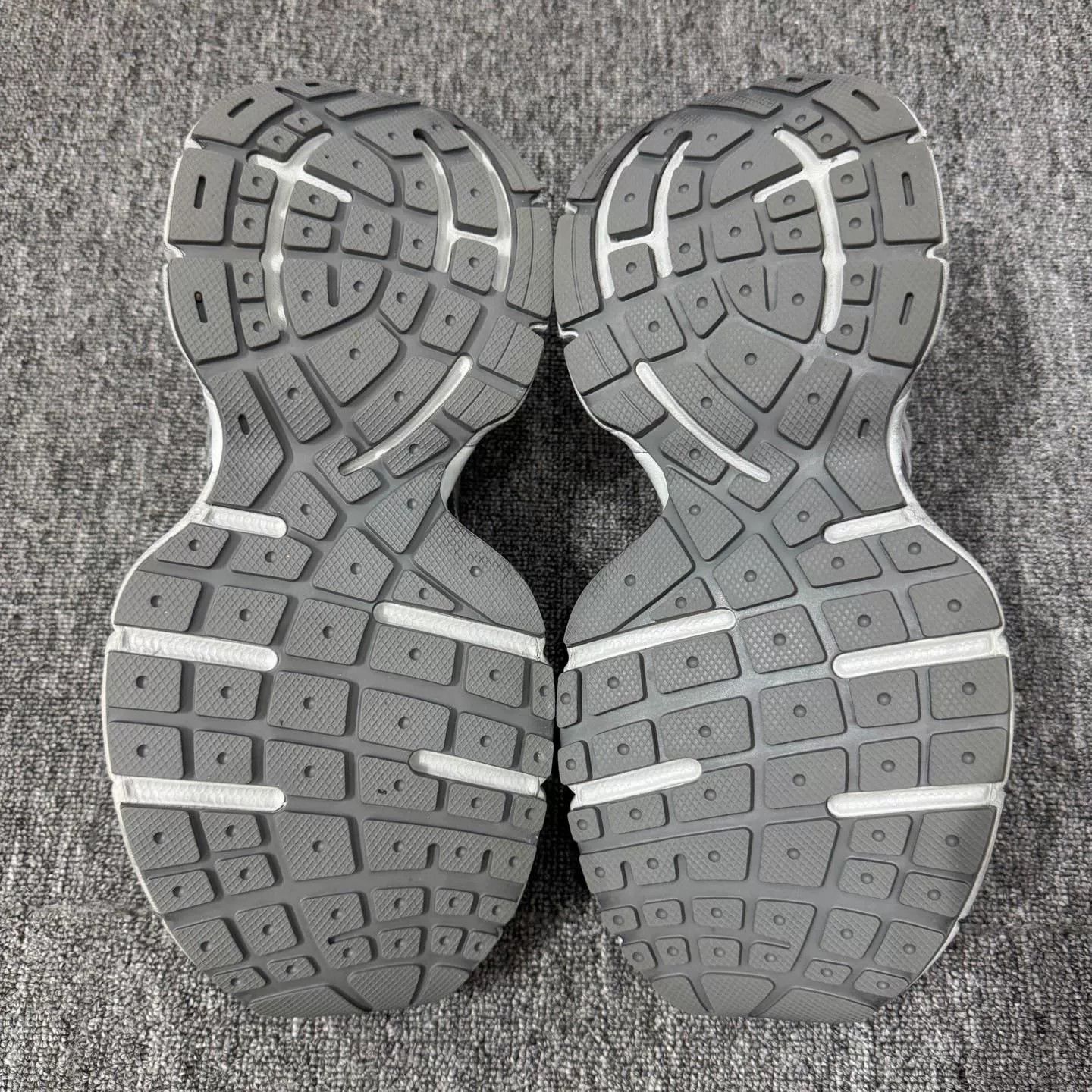 Balenciaga Balenciaga Triple S Sneakers in Gray Size US 9 / EU 42 - 4 Thumbnail