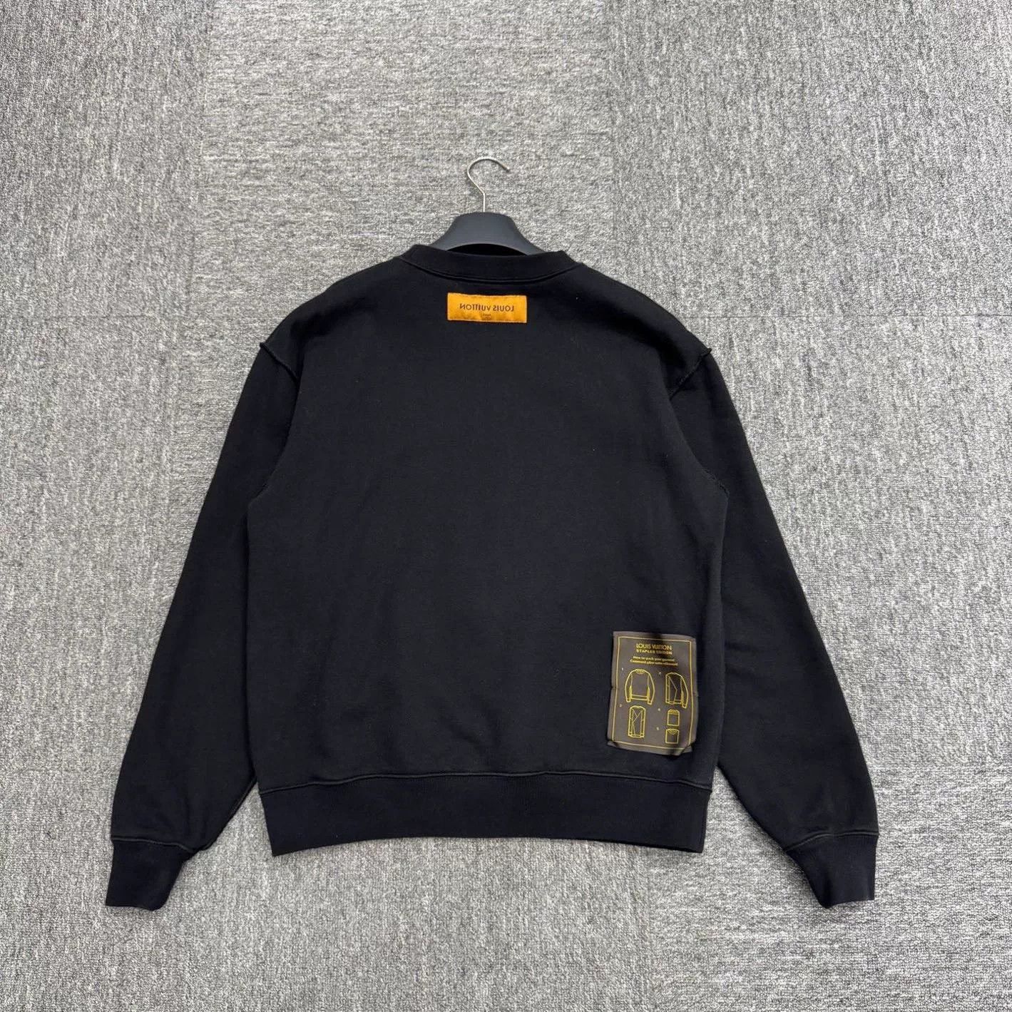 Louis Vuitton louis vuitton black sweatshirt with logo Size US S / EU 44-46 / 1 - 2 Thumbnail