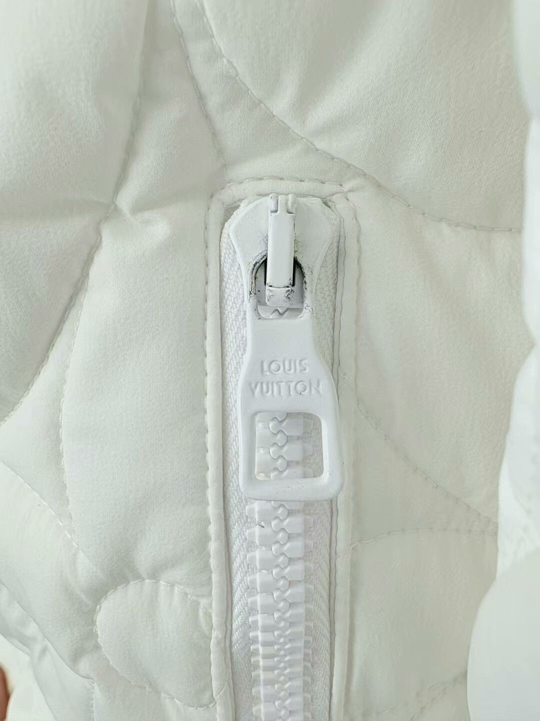 Louis Vuitton louis vuitton embossed logo puffer jacket Size M / US 6-8 / IT 42-44 - 4 Thumbnail
