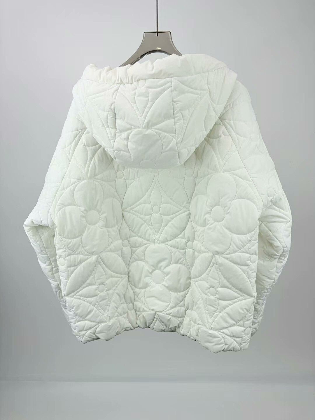 Louis Vuitton louis vuitton embossed logo puffer jacket Size M / US 6-8 / IT 42-44 - 2 Thumbnail