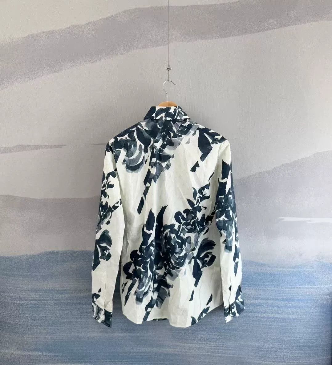 Louis Vuitton Louis Vuitton White Floral Pattern Shirt Size XS / US 0-2 / IT 36-38 - 2 Thumbnail