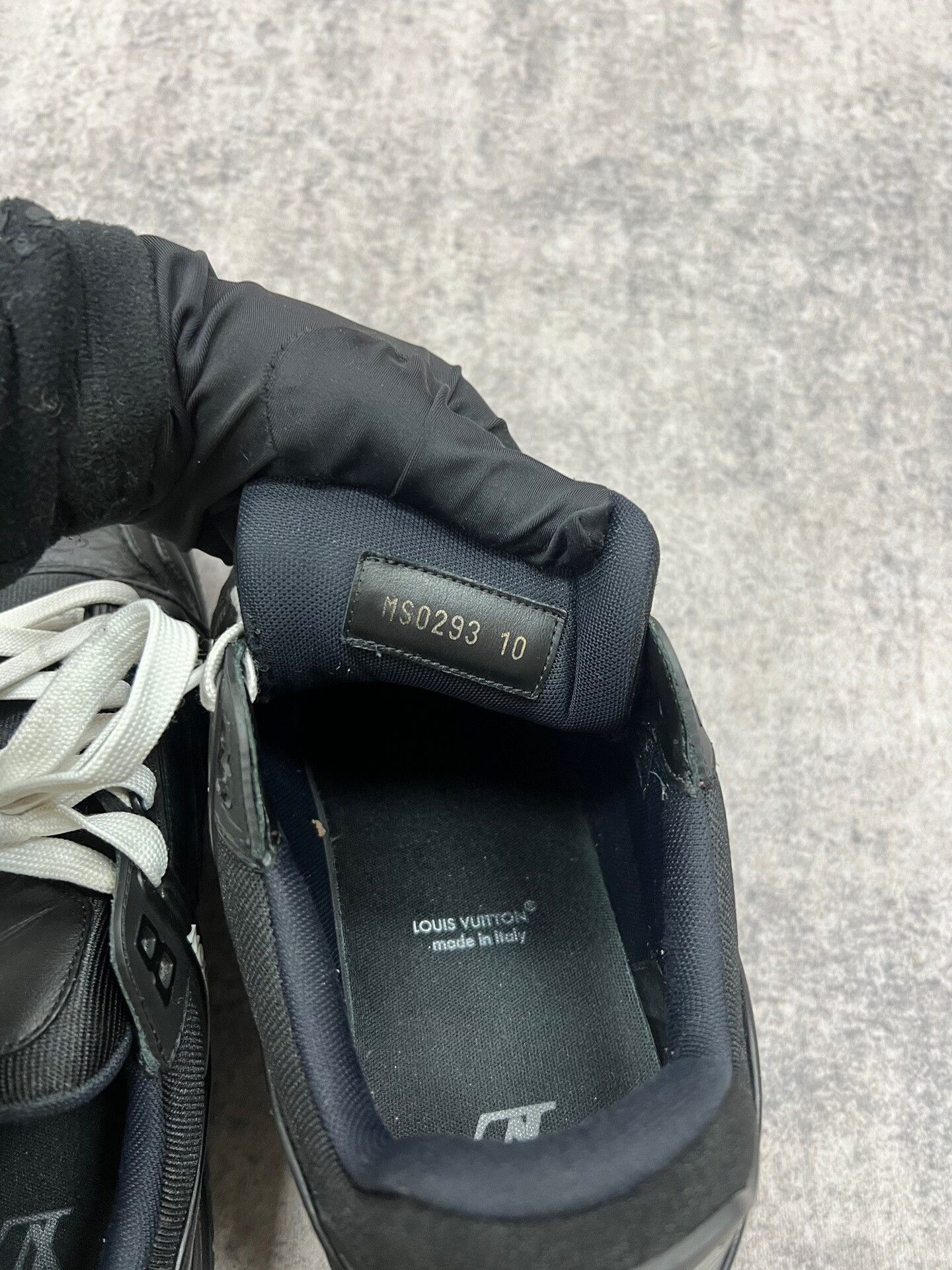 Louis Vuitton lv black embossed trainer sneakers Size US 10 / EU 43 - 7 Thumbnail