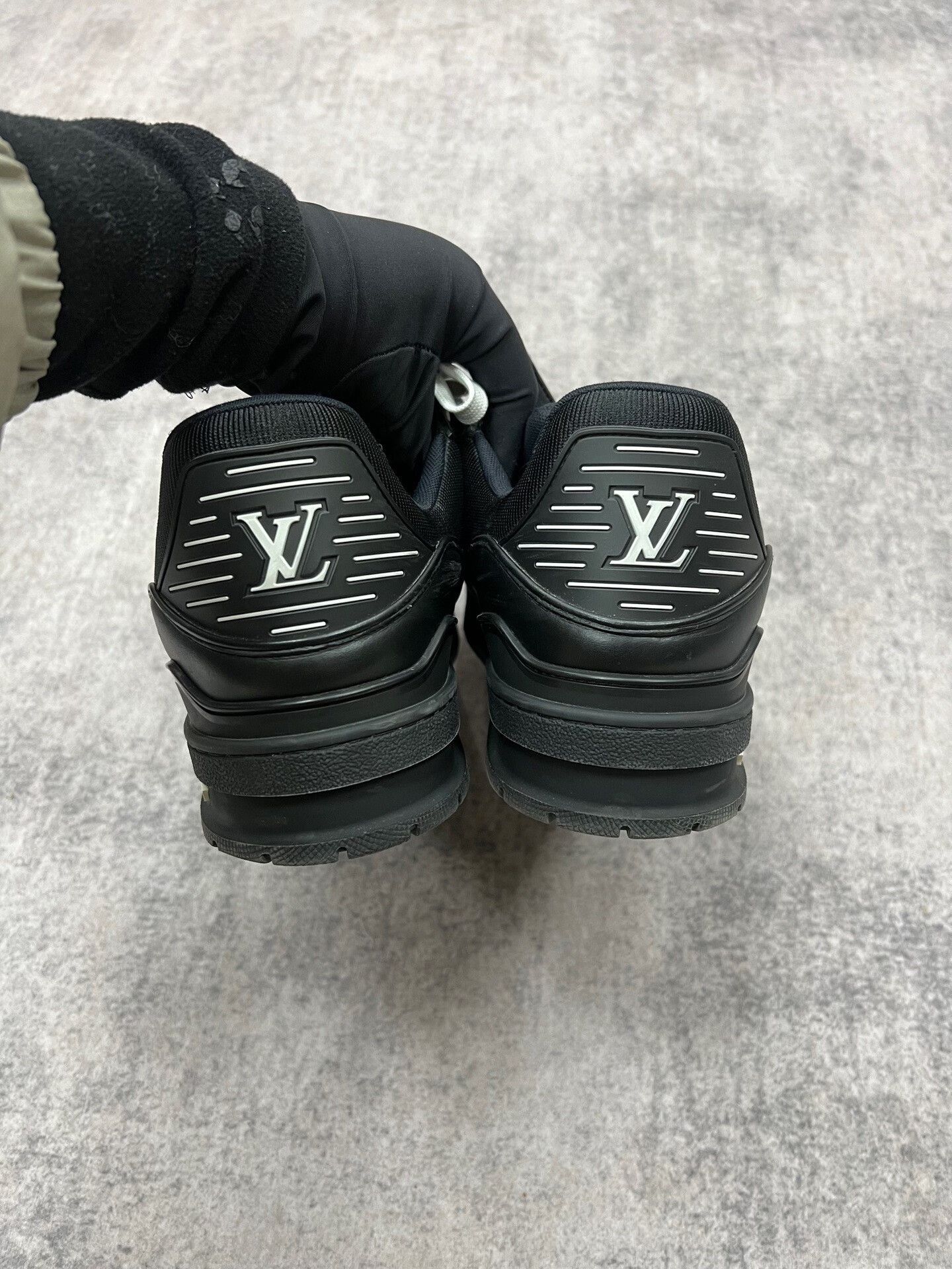 Louis Vuitton lv black embossed trainer sneakers Size US 10 / EU 43 - 6 Thumbnail